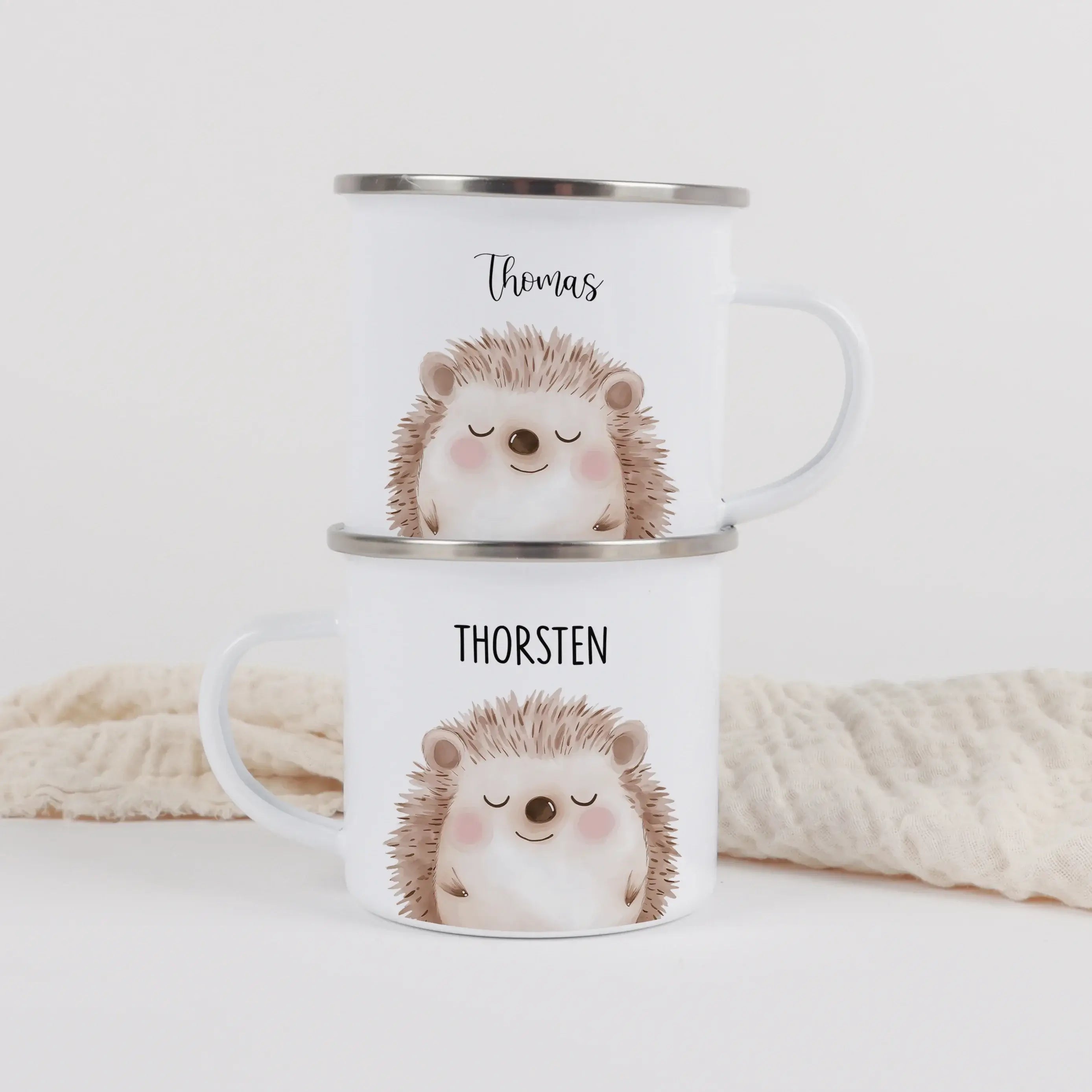 Emaille Tasse Igel Portrait-Emaille Tasse-famprints-Die Emaille Tasse Igel Portrait von famprints ist ein liebevoll gestaltetes Geschenk, das kleine Naturfreunde begeistert und den Alltag mit einem persönlichen Motiv bereichert. Der sanfte Aquarellstil de