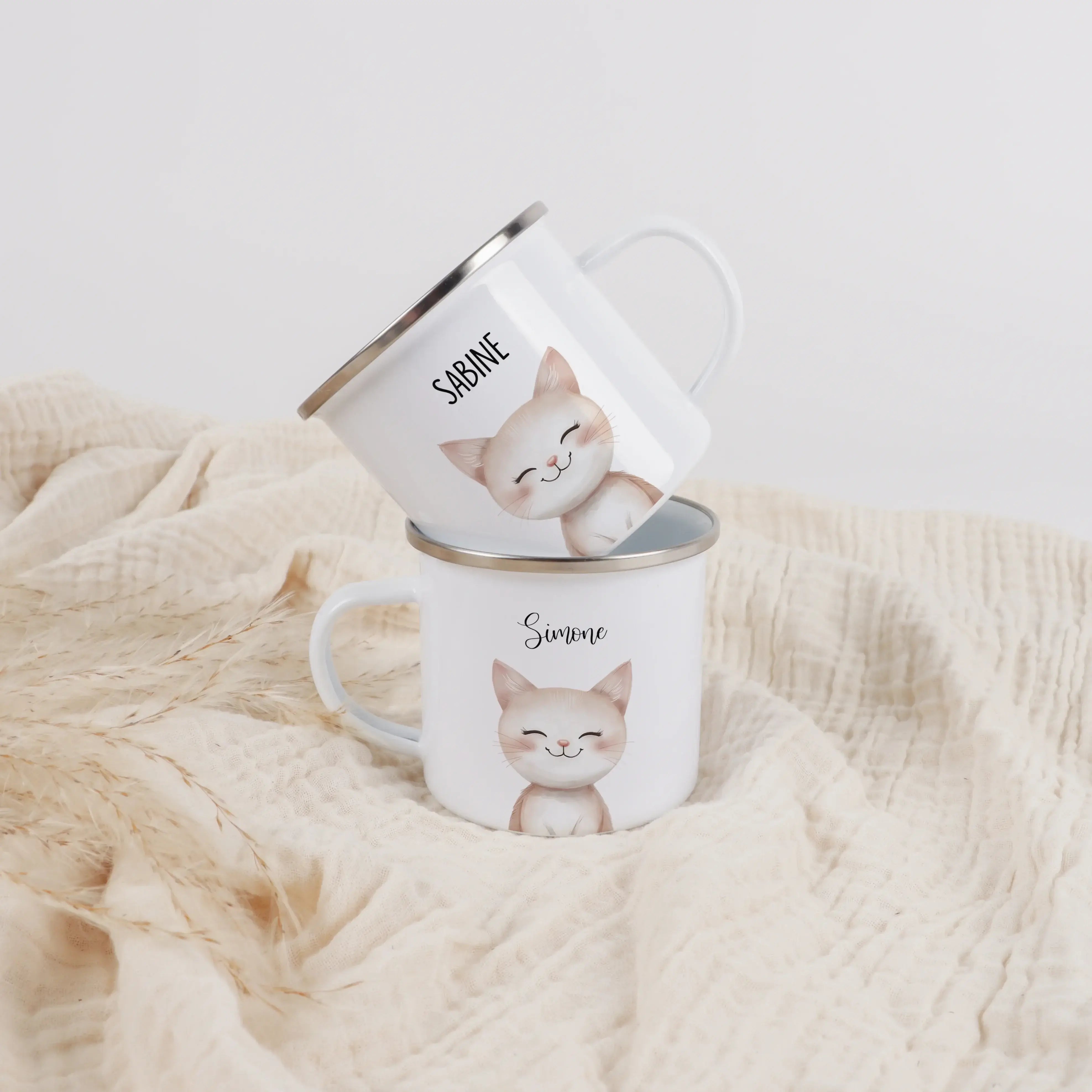 Emaille Tasse Katze Portrait-Emaille Tasse-famprints-Die Emaille Tasse Katze Portrait bringt ein liebevoll illustriertes Katzenmotiv auf einen leichten Alltagsbecher, den du bei famprints mit deinem Wunschtext personalisieren kannst. Das Design in Aquarel