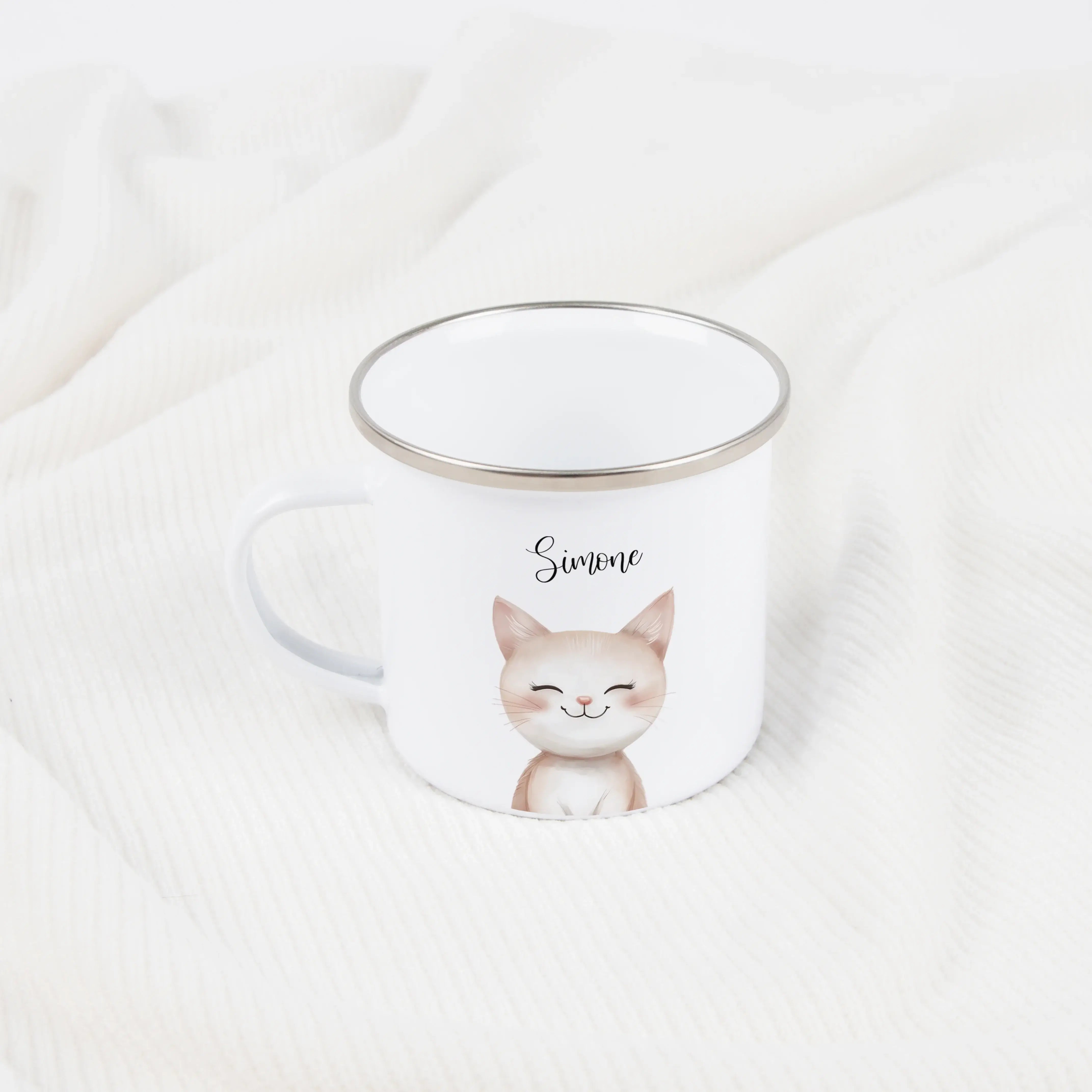 Emaille Tasse Katze Portrait-Emaille Tasse-famprints-Die Emaille Tasse Katze Portrait bringt ein liebevoll illustriertes Katzenmotiv auf einen leichten Alltagsbecher, den du bei famprints mit deinem Wunschtext personalisieren kannst. Das Design in Aquarel
