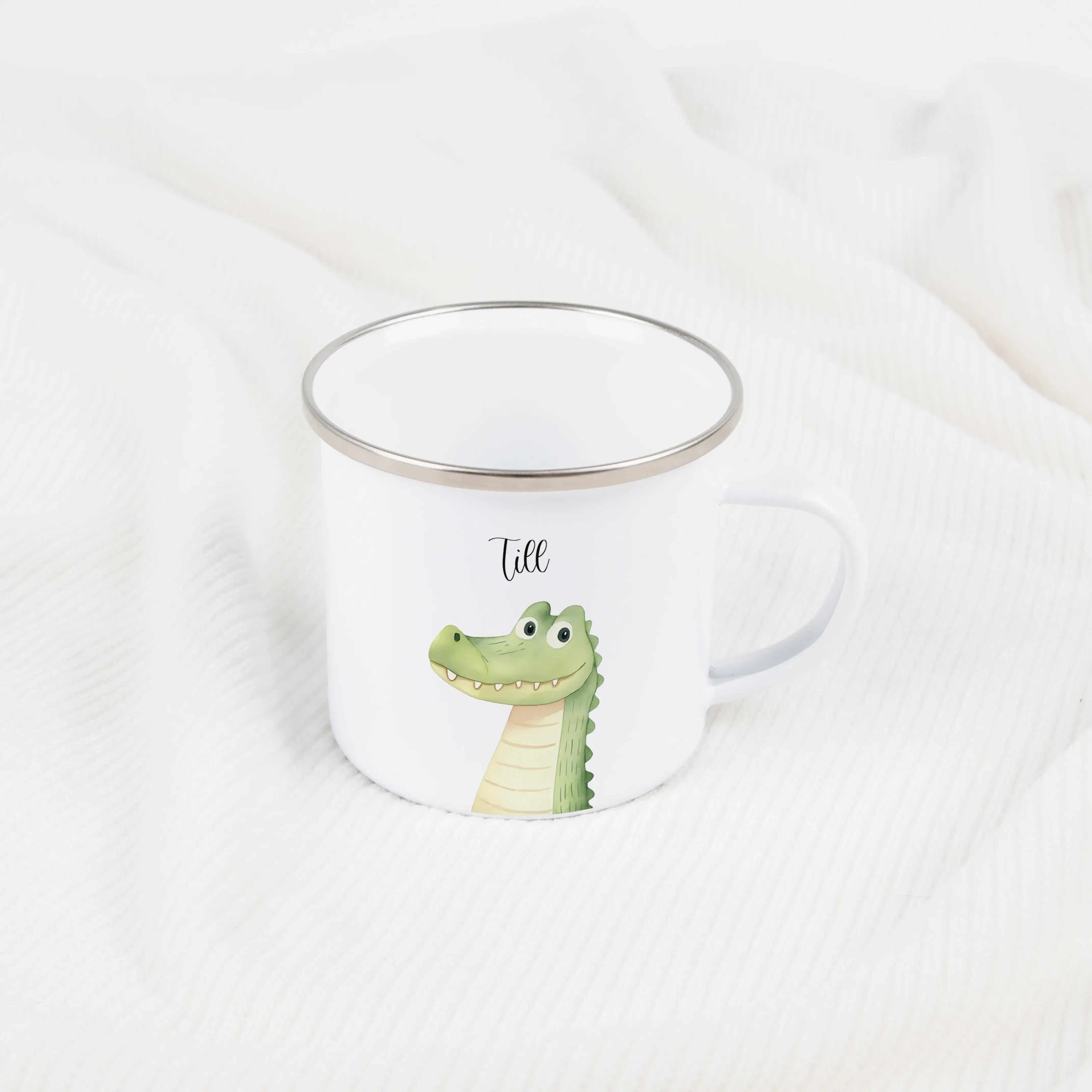 Emaille Tasse Krokodil Portrait-Emaille Tasse-famprints-Die Emaille Tasse Krokodil Portrait von famprints ist genau das Richtige, wenn du ein personalisiertes Geschenk suchst, das auffällt und im Alltag gern benutzt wird. Das detailreiche Krokodil-Motiv i