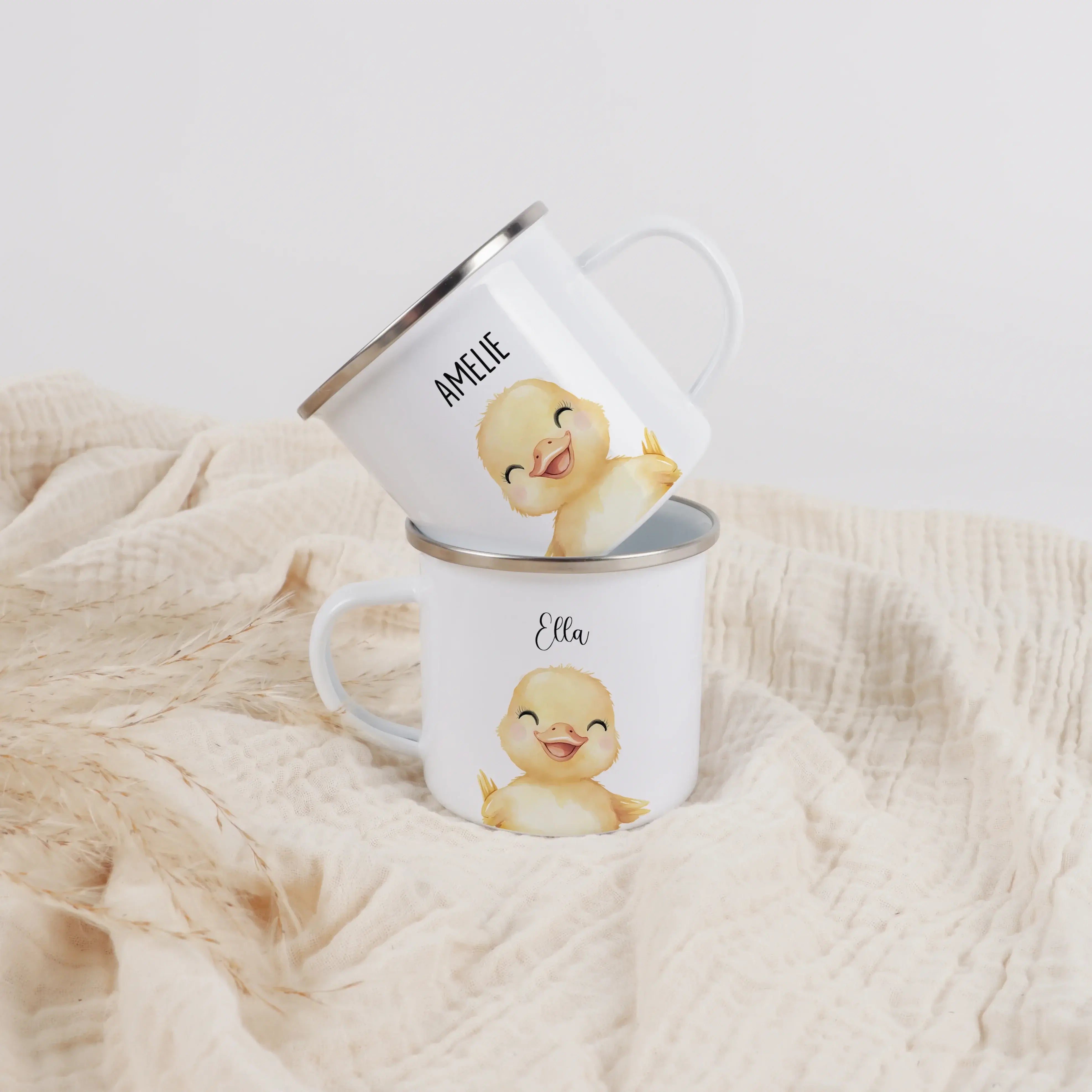 Emaille Tasse Küken Portrait-Emaille Tasse-famprints-Die Emaille Tasse Küken Portrait von famprints ist ein liebevoll gestalteter Emaille Becher, der Kinderaugen zum Leuchten bringt und Eltern mit persönlicher Note überzeugt. Das zarte Kükenmotiv im Portr