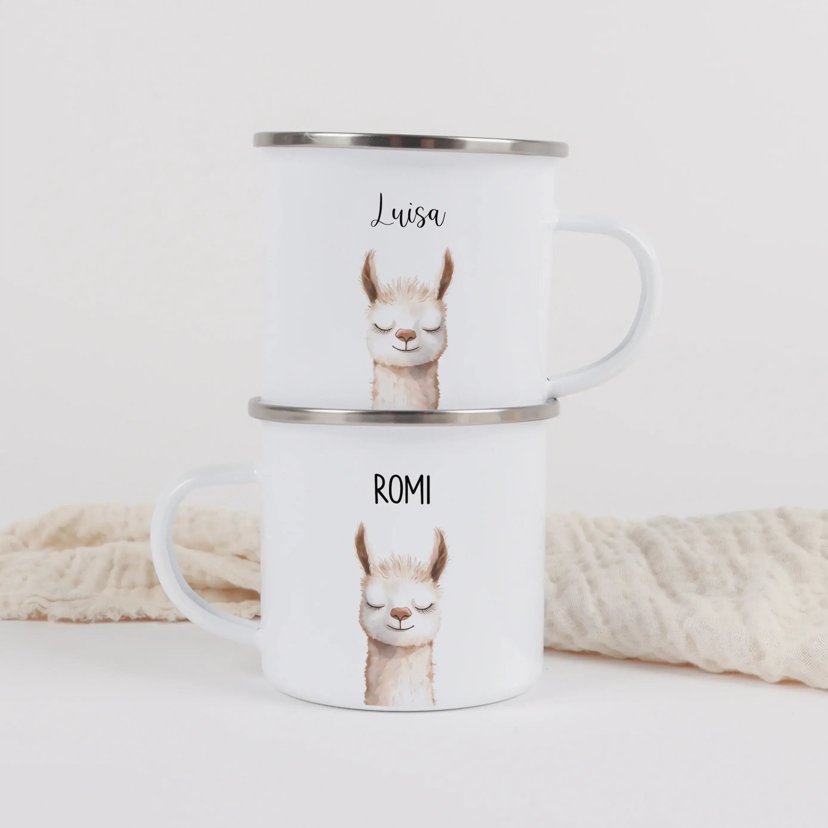 Emaille Tasse Lama Portrait-Emaille Tasse-famprints-Die Emaille Tasse Lama Portrait ist ein liebevoll gestalteter Emaille Becher für alle, die personalisierte Geschenke mit Charakter suchen. Das detailreiche Lama-Motiv im modernen Aquarellstil macht die T