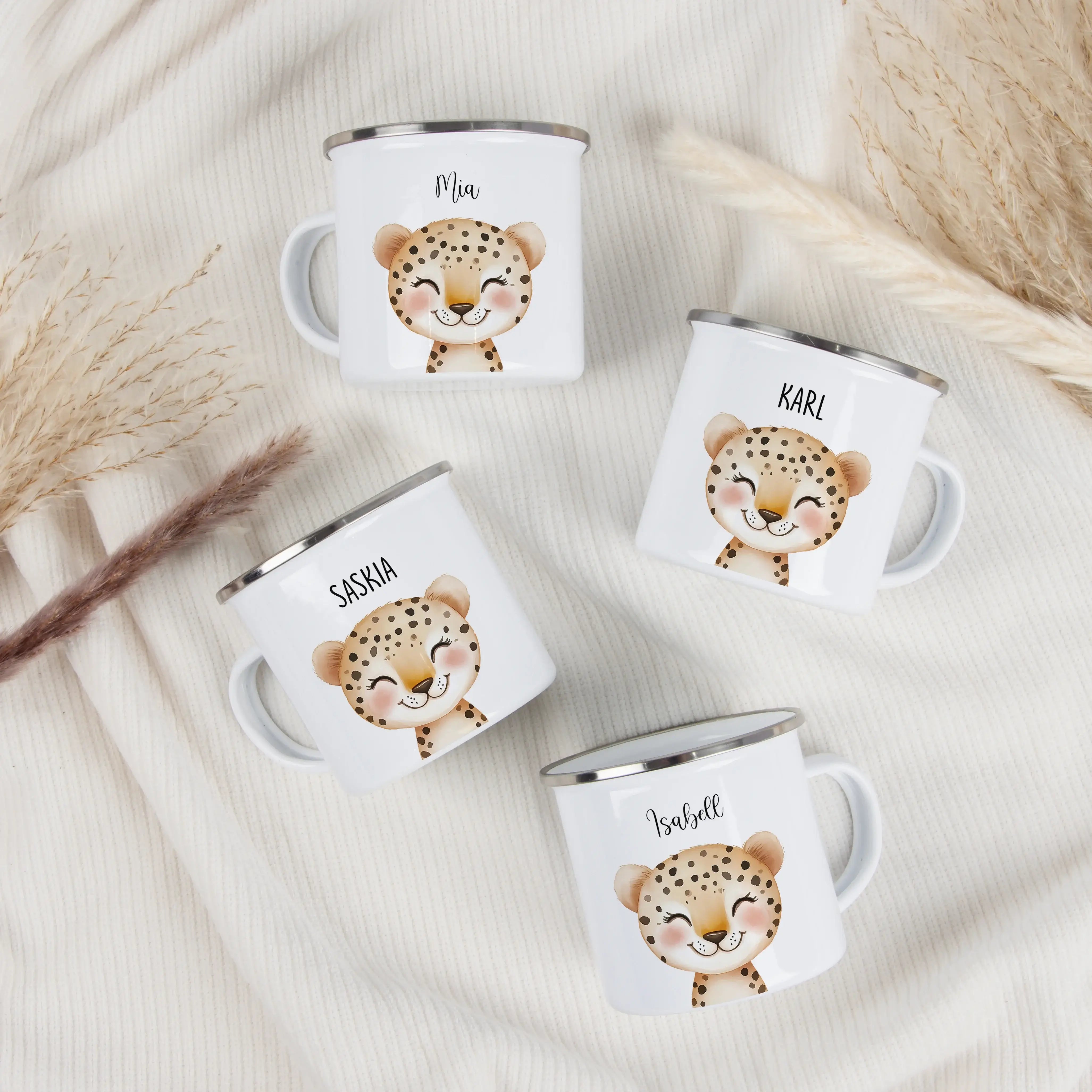 Emaille Tasse Leopard Portrait-Emaille Tasse-famprints-Die Emaille Tasse Leopard Portrait von famprints ist genau das Richtige, wenn du ein personalisiertes Geschenk suchst, das auffällt und gleichzeitig alltagstauglich ist. Das detailreiche Leoparden-Por