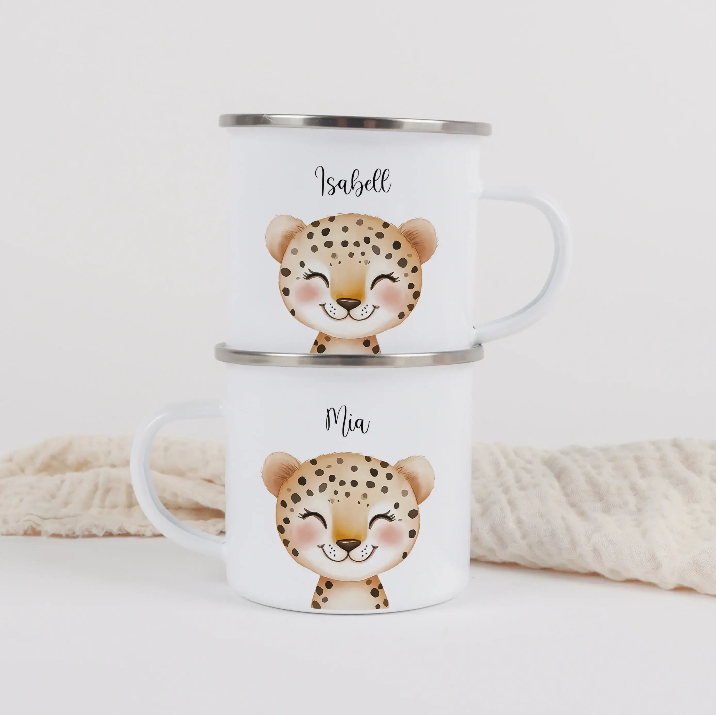 Emaille Tasse Leopard Portrait-Emaille Tasse-famprints-Die Emaille Tasse Leopard Portrait von famprints ist genau das Richtige, wenn du ein personalisiertes Geschenk suchst, das auffällt und gleichzeitig alltagstauglich ist. Das detailreiche Leoparden-Por