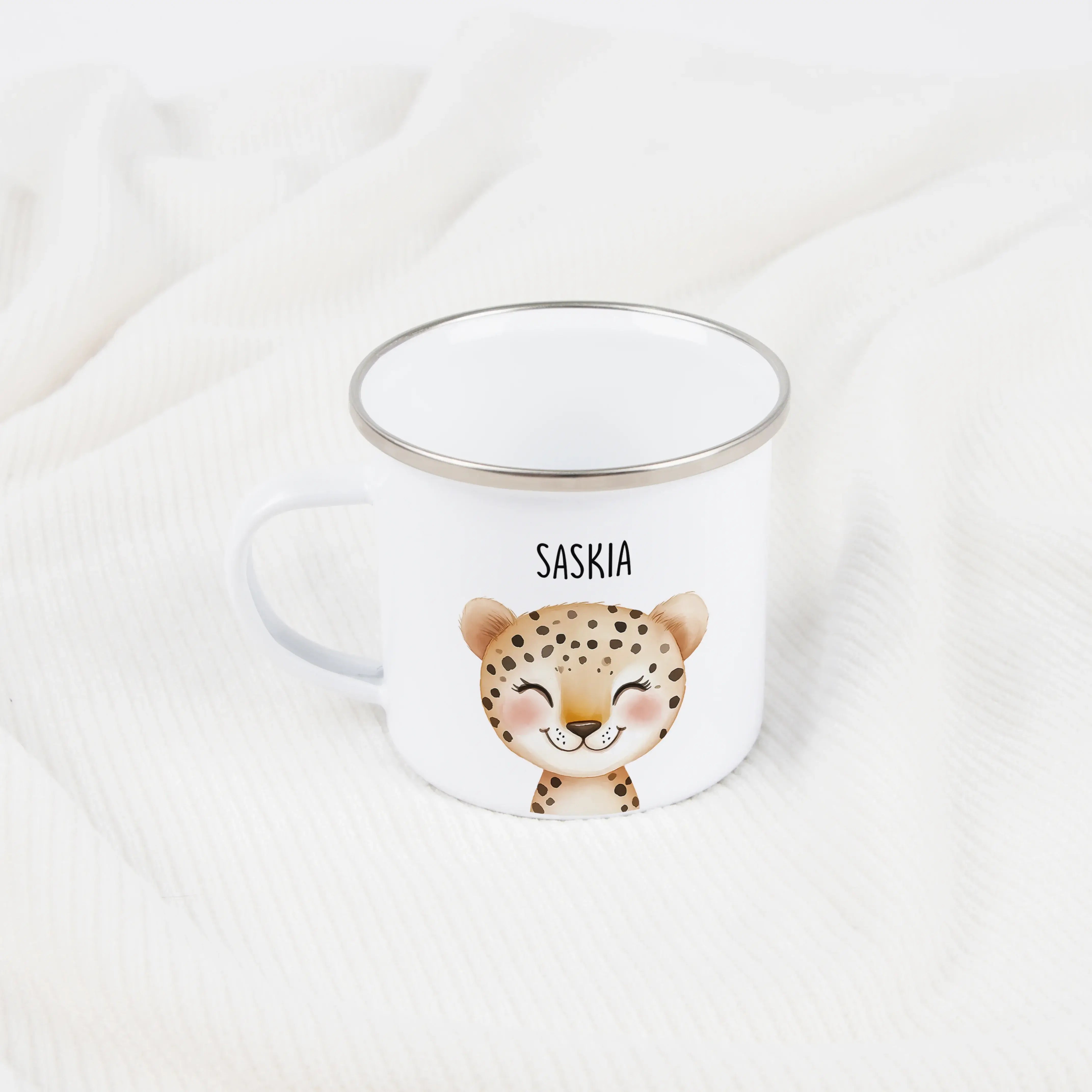 Emaille Tasse Leopard Portrait-Emaille Tasse-famprints-Die Emaille Tasse Leopard Portrait von famprints ist genau das Richtige, wenn du ein personalisiertes Geschenk suchst, das auffällt und gleichzeitig alltagstauglich ist. Das detailreiche Leoparden-Por