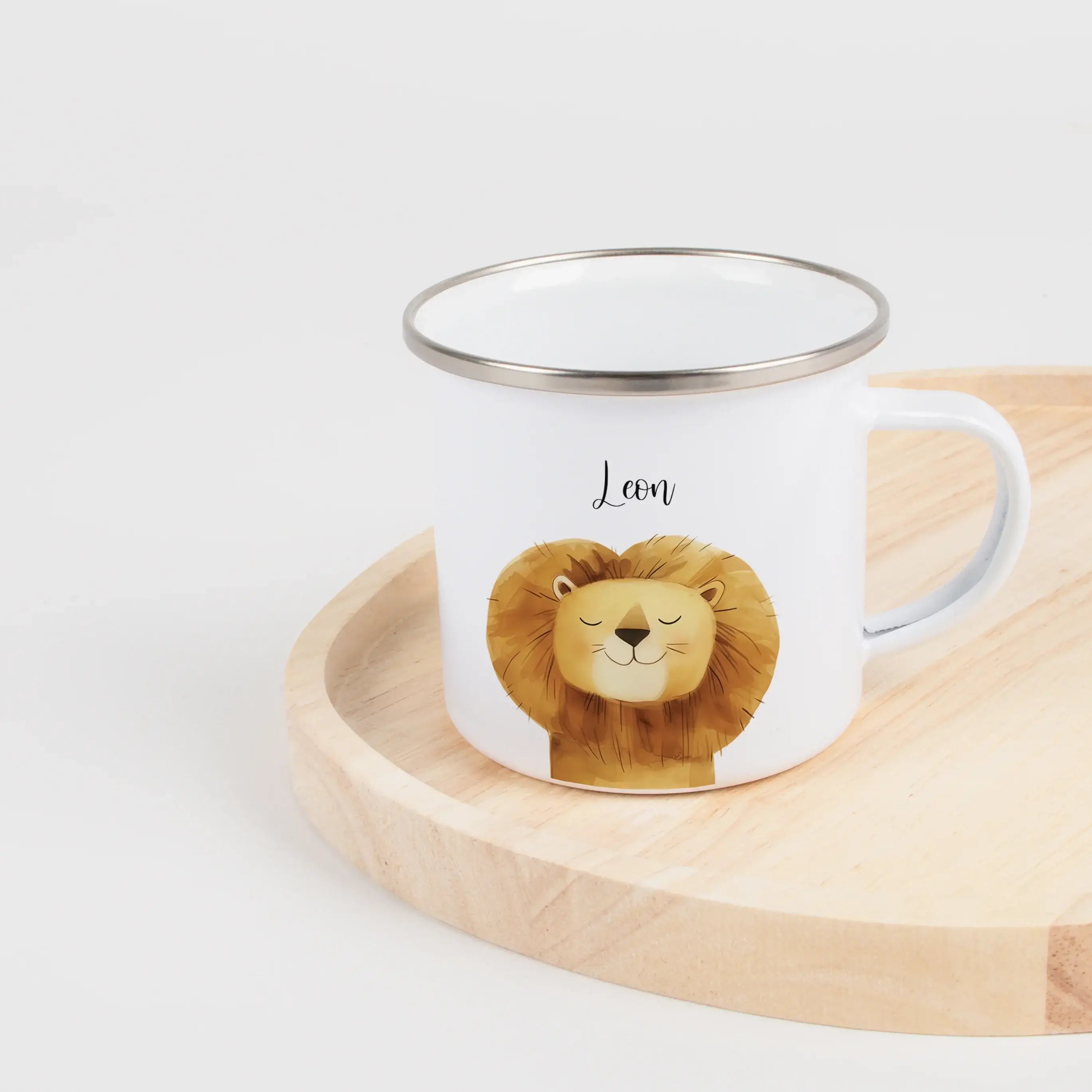 Emaille Tasse Löwe Portrait-Emaille Tasse-famprints-Die Emaille Tasse Löwe Portrait von famprints verbindet persönliche Gestaltung mit einem liebevollen Motiv, das Mut, Stärke und Abenteuerlust widerspiegelt. Das detailreiche Löwenporträt in sanfter Aquar