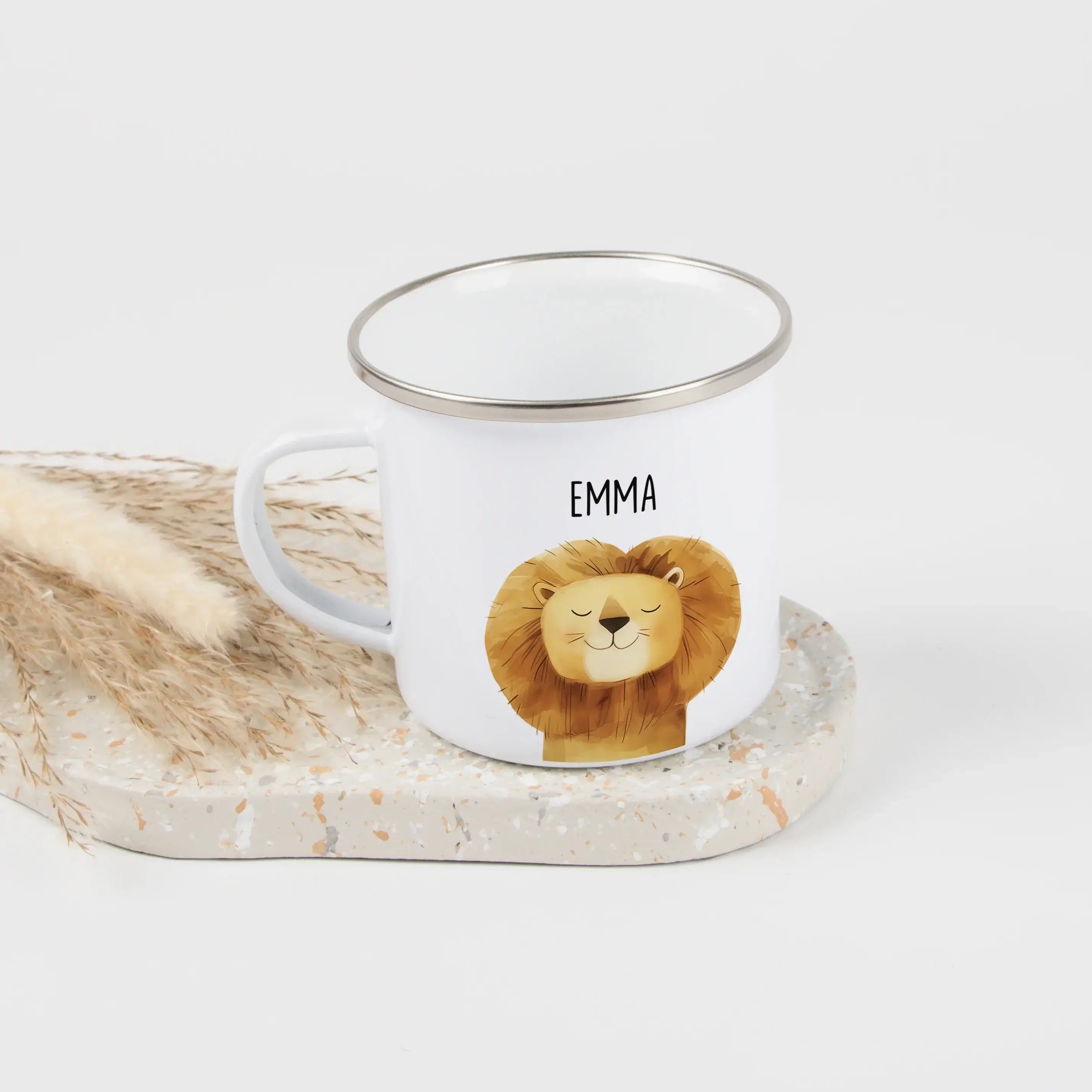 Emaille Tasse Löwe Portrait-Emaille Tasse-famprints-Die Emaille Tasse Löwe Portrait von famprints verbindet persönliche Gestaltung mit einem liebevollen Motiv, das Mut, Stärke und Abenteuerlust widerspiegelt. Das detailreiche Löwenporträt in sanfter Aquar