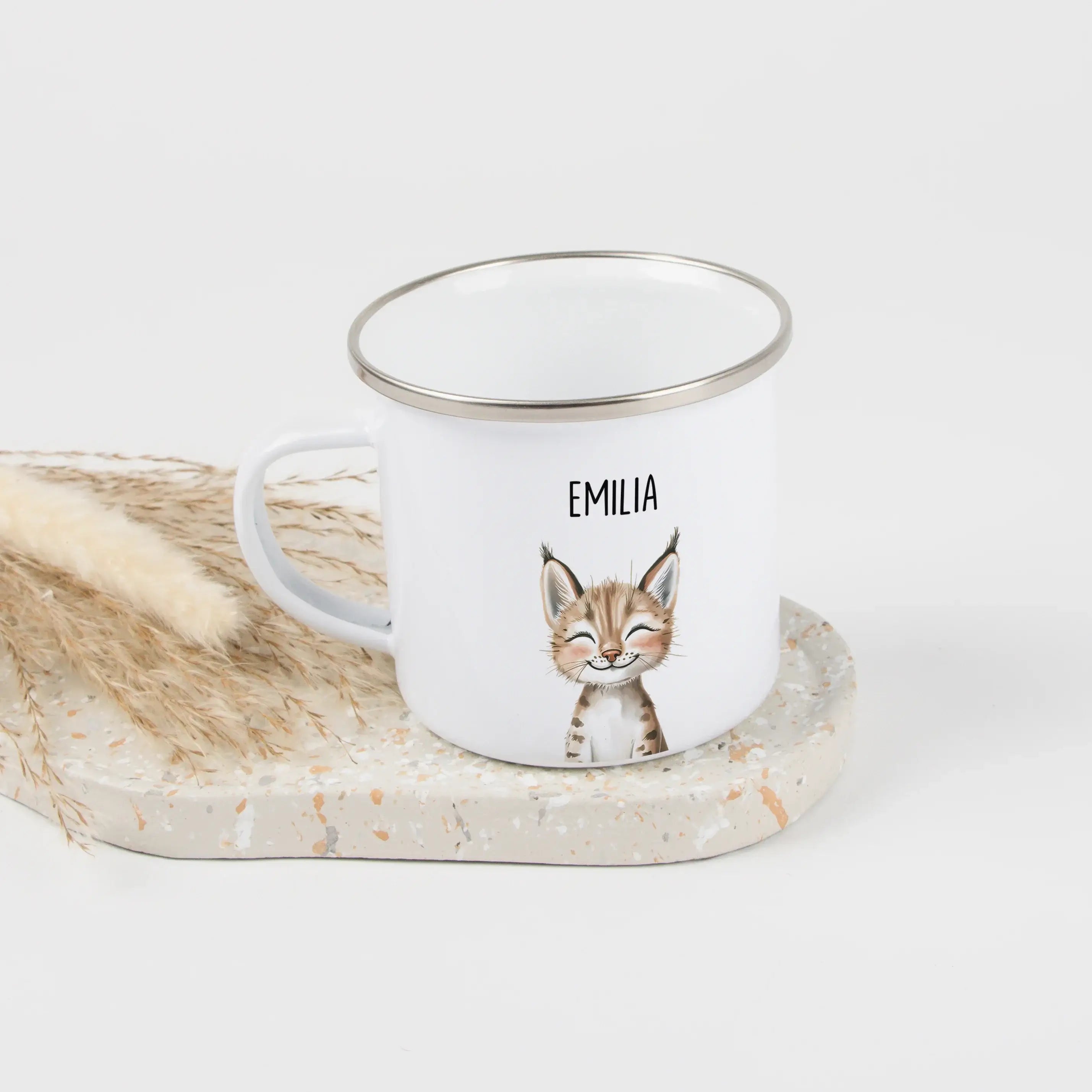 Emaille Tasse Luchs Portrait-Emaille Tasse-famprints-Die Emaille Tasse Luchs Portrait von famprints ist ein liebevoll gestalteter Becher für alle, die Tiere, Naturmotive und persönliche Geschenke schätzen. Das detailreiche Luchs-Motiv im Aquarell-Stil mac