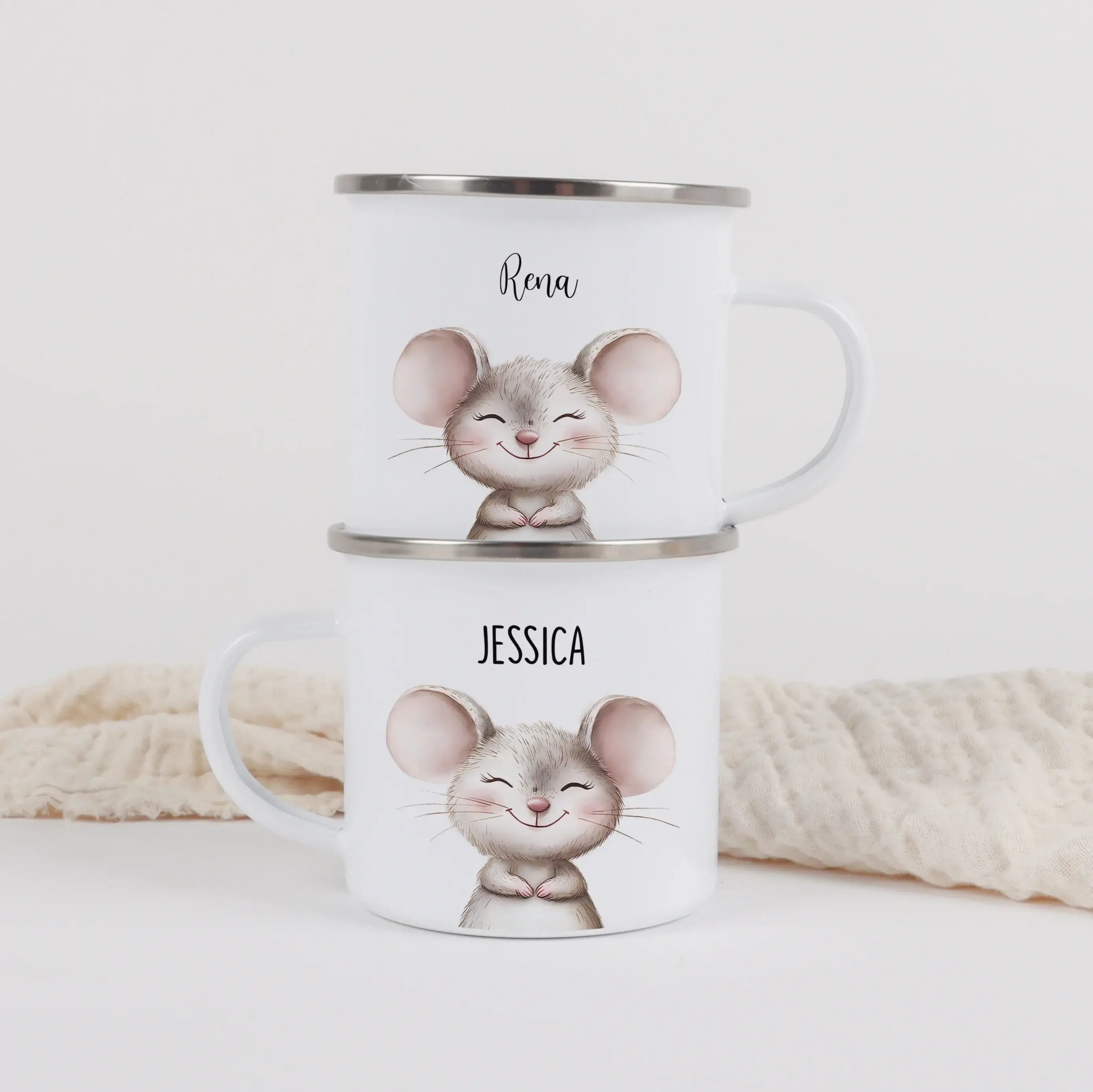 Emaille Tasse Maus Portrait-Emaille Tasse-famprints-Die Emaille Tasse Maus Portrait von famprints verwandelt kleine Alltagsmomente in persönliche Augenblicke voller Freude. Das detailreiche Maus Motiv im Aquarellstil wirkt lebendig und spricht Kinder sofo