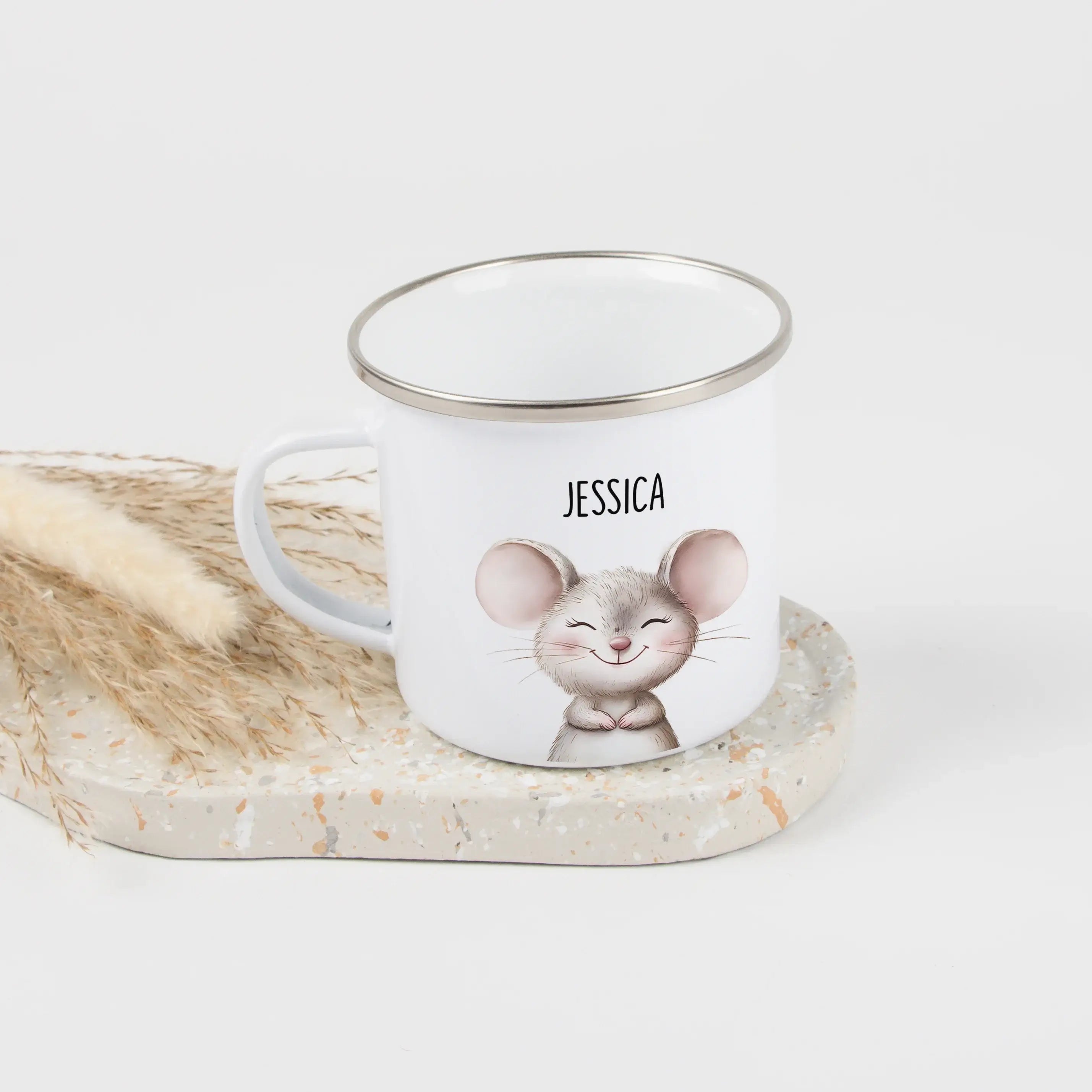 Emaille Tasse Maus Portrait-Emaille Tasse-famprints-Die Emaille Tasse Maus Portrait von famprints verwandelt kleine Alltagsmomente in persönliche Augenblicke voller Freude. Das detailreiche Maus Motiv im Aquarellstil wirkt lebendig und spricht Kinder sofo
