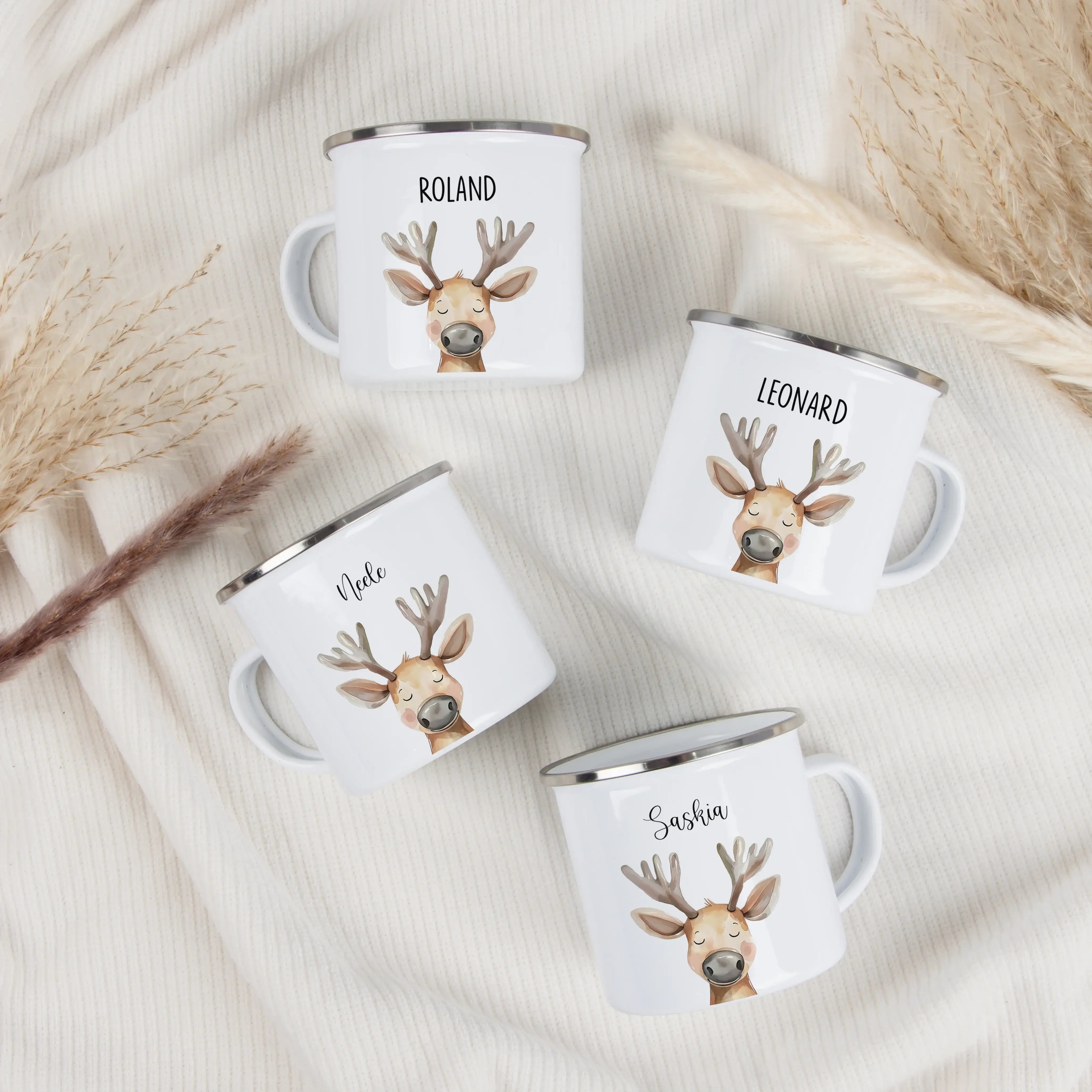 Emaille Tasse Rentier Portrait-Emaille Tasse-famprints-Die Emaille Tasse Rentier Portrait von famprints ist ein liebevoll gestalteter Becher für Kinder, der Alltag und besondere Momente verbindet. Das detailreiche Rentier-Motiv im sanften Illustrationssti