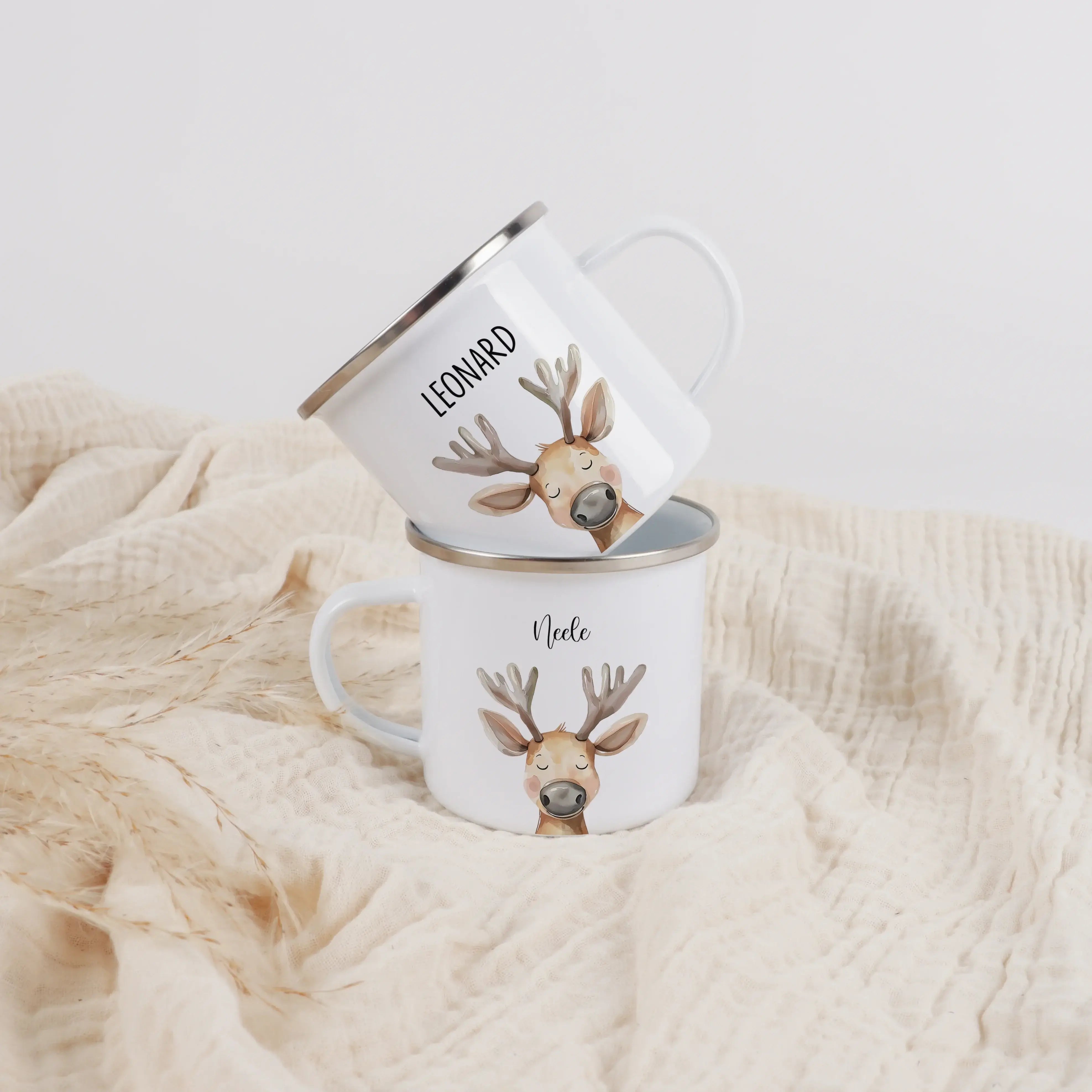 Emaille Tasse Rentier Portrait-Emaille Tasse-famprints-Die Emaille Tasse Rentier Portrait von famprints ist ein liebevoll gestalteter Becher für Kinder, der Alltag und besondere Momente verbindet. Das detailreiche Rentier-Motiv im sanften Illustrationssti
