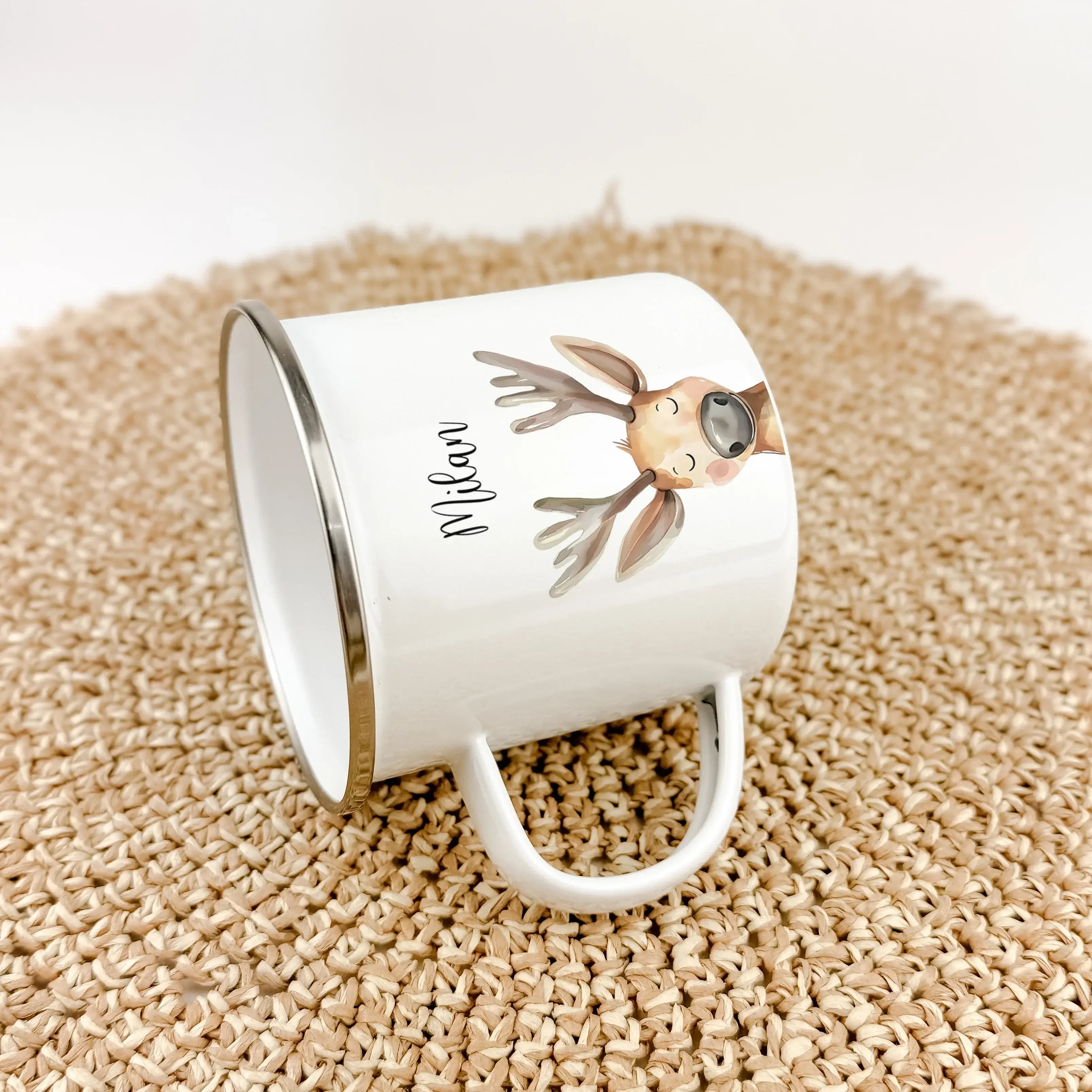 Emaille Tasse Rentier Portrait-famprints-Emaille Tasse-Entdecke die zauberhafte Emaille Tasse Rentier Portrait – das perfekte personalisierte Geschenk für kleine Tierfreunde! Mit einem liebevoll gestalteten Rentier in Aquarell-Optik wird jede Emaille Tass