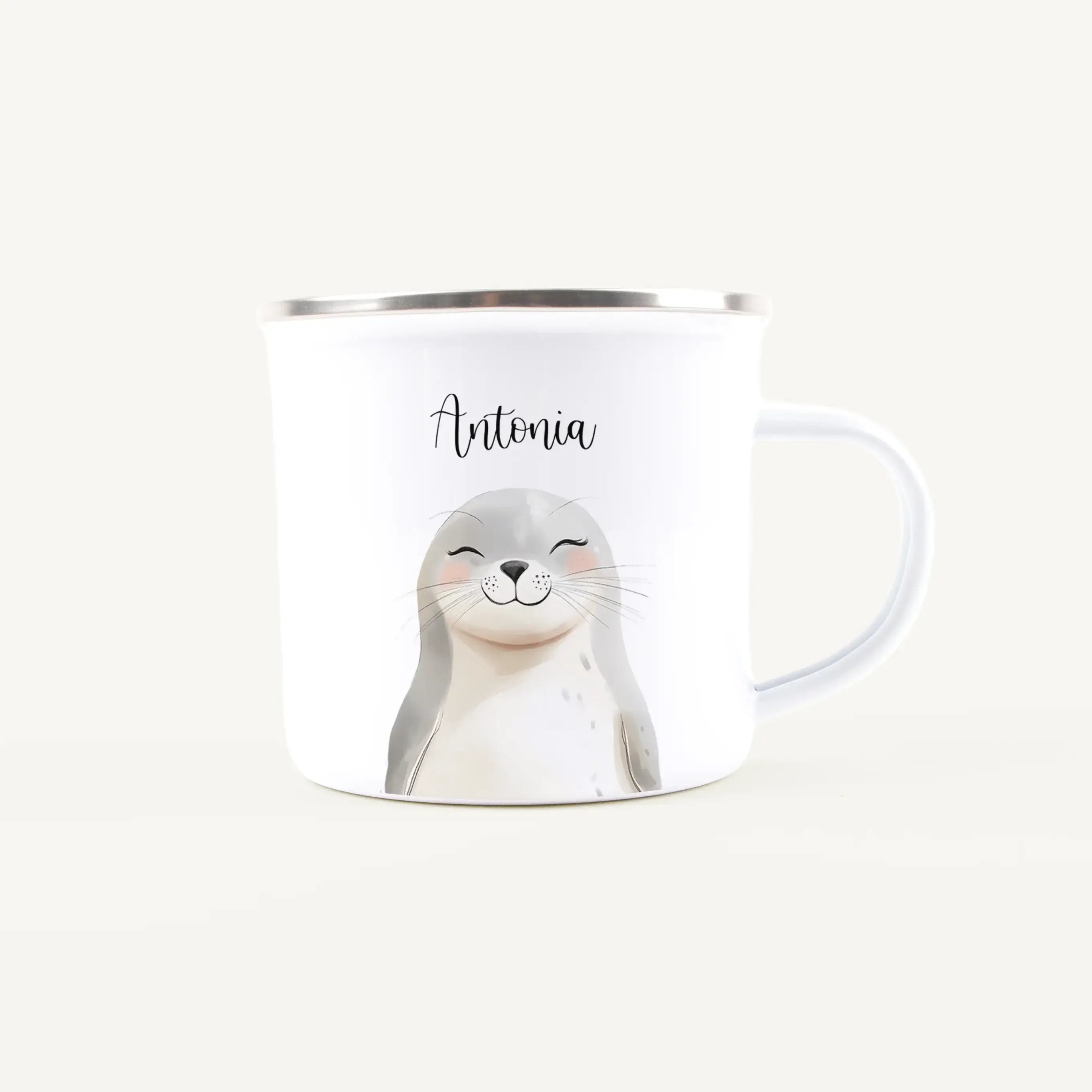 Emaille Tasse Robbe Portrait-Emaille Tasse-famprints-Die Emaille Tasse Robbe Portrait von famprints verbindet ein liebevoll gestaltetes Aquarellmotiv mit deinem persönlichen Wunschtext und wird so zu einem Geschenk, das kleine Entdecker im Alltag begleite