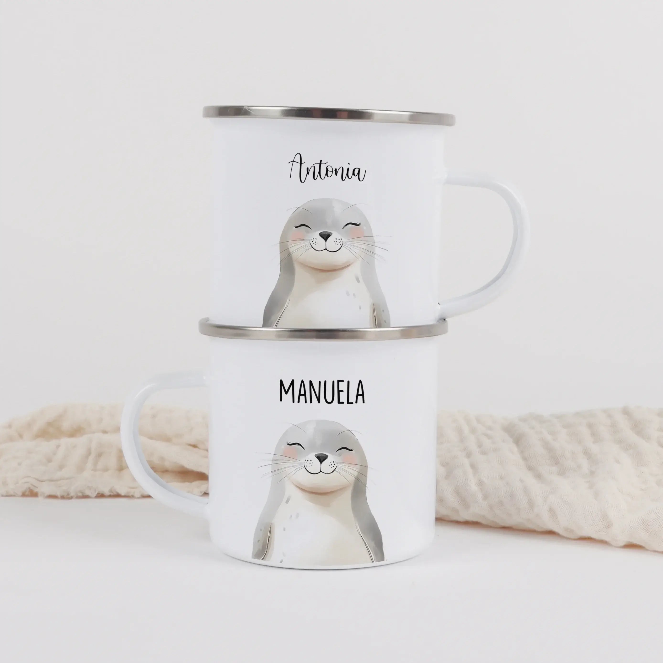 Emaille Tasse Robbe Portrait-Emaille Tasse-famprints-Die Emaille Tasse Robbe Portrait von famprints verbindet ein liebevoll gestaltetes Aquarellmotiv mit deinem persönlichen Wunschtext und wird so zu einem Geschenk, das kleine Entdecker im Alltag begleite