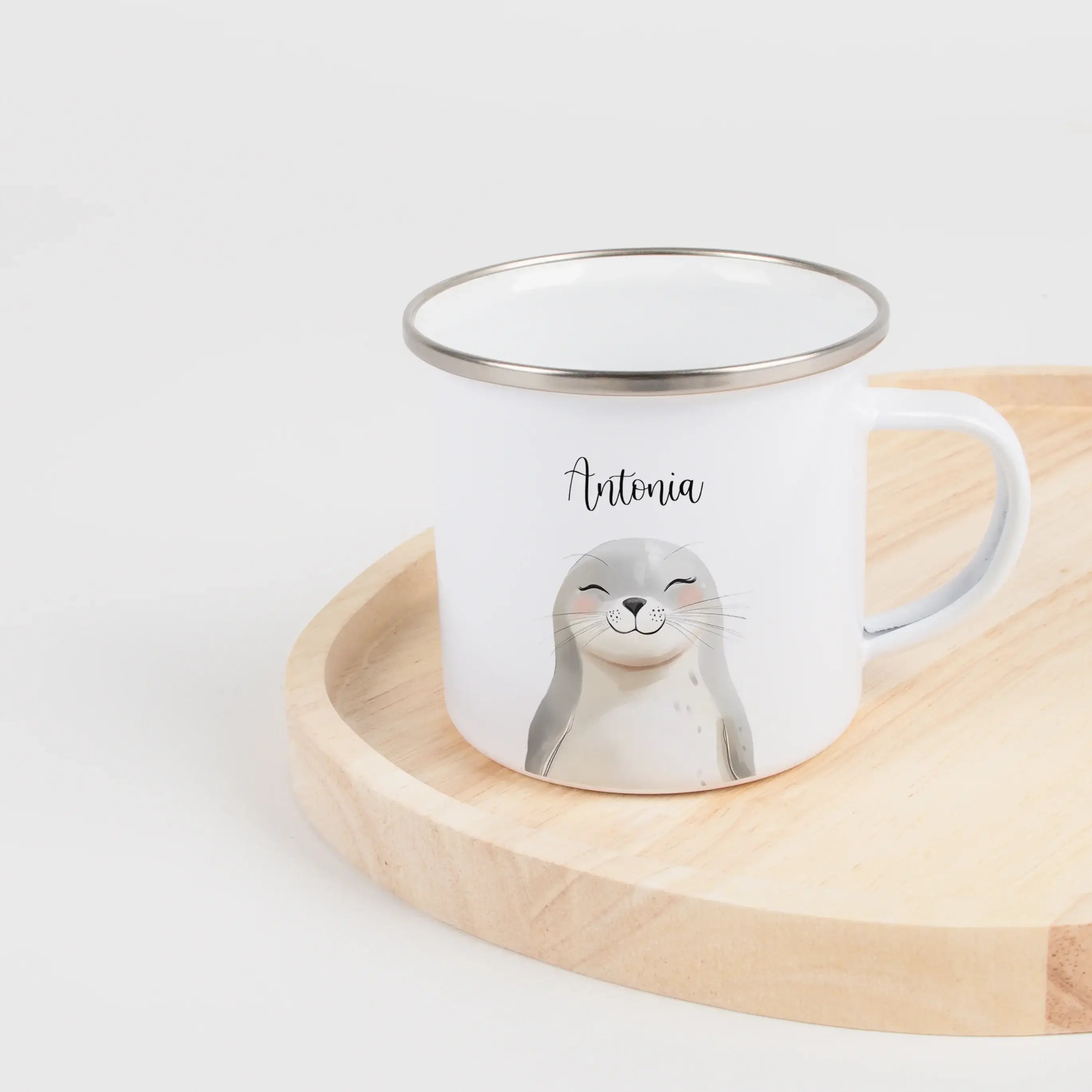 Emaille Tasse Robbe Portrait-Emaille Tasse-famprints-Die Emaille Tasse Robbe Portrait von famprints verbindet ein liebevoll gestaltetes Aquarellmotiv mit deinem persönlichen Wunschtext und wird so zu einem Geschenk, das kleine Entdecker im Alltag begleite