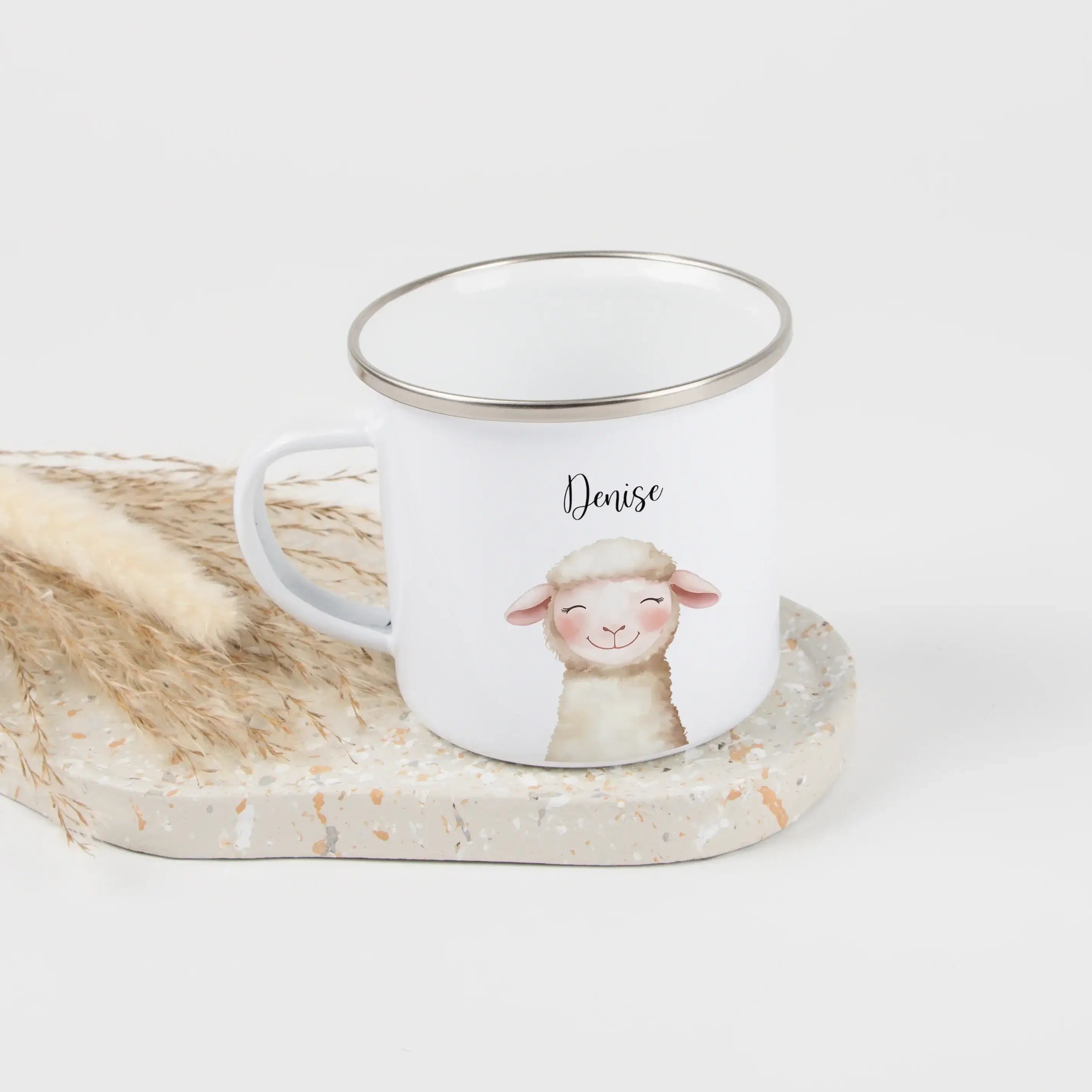 Emaille Tasse Schaf Portrait-Emaille Tasse-famprints-Mit der Emaille Tasse Schaf Portrait gestaltest du ein persönliches Geschenk, das sofort ein Lächeln auslöst. Das liebevoll illustrierte Schaf im sanften Portrait-Stil macht diese personalisierte Emaill