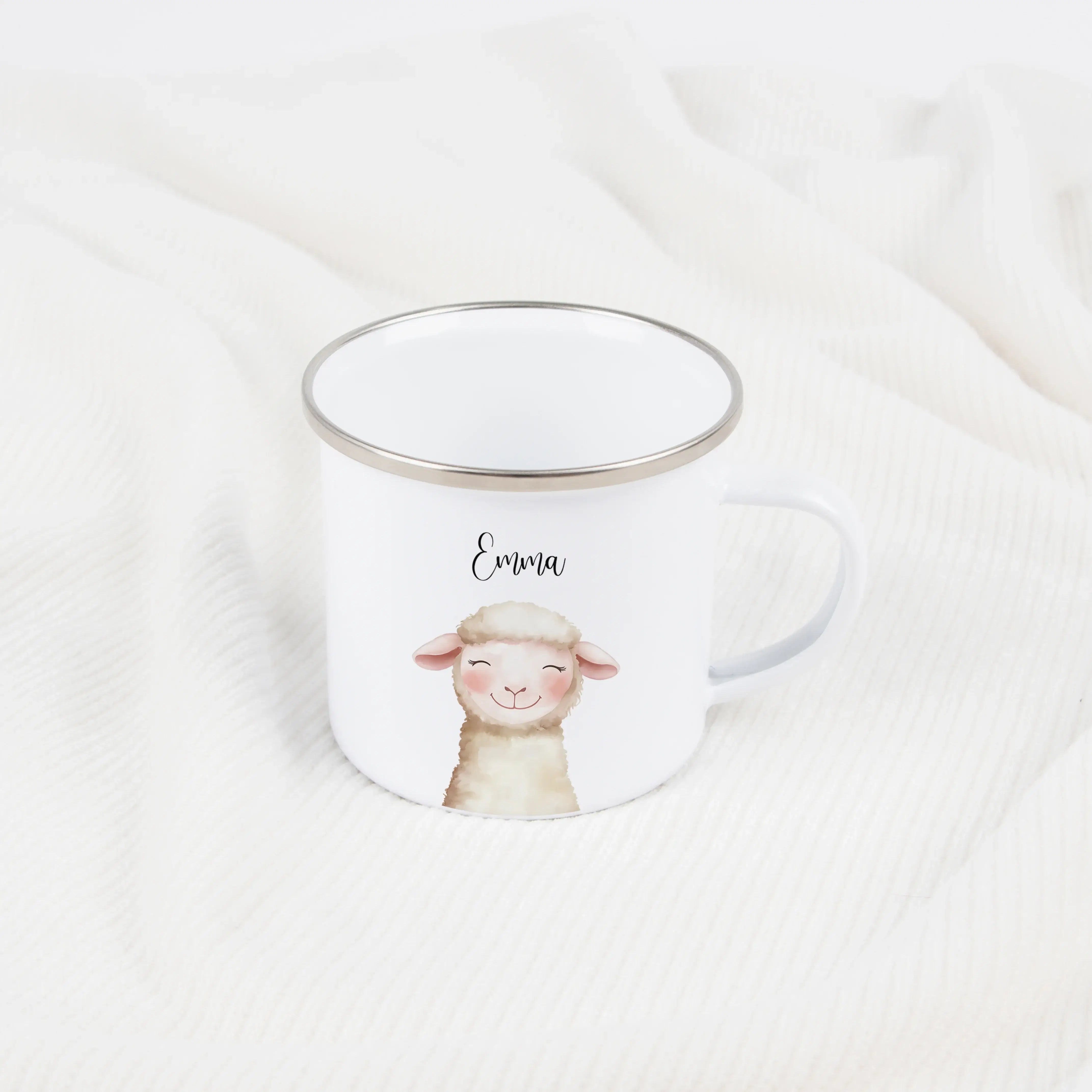 Emaille Tasse Schaf Portrait-Emaille Tasse-famprints-Mit der Emaille Tasse Schaf Portrait gestaltest du ein persönliches Geschenk, das sofort ein Lächeln auslöst. Das liebevoll illustrierte Schaf im sanften Portrait-Stil macht diese personalisierte Emaill