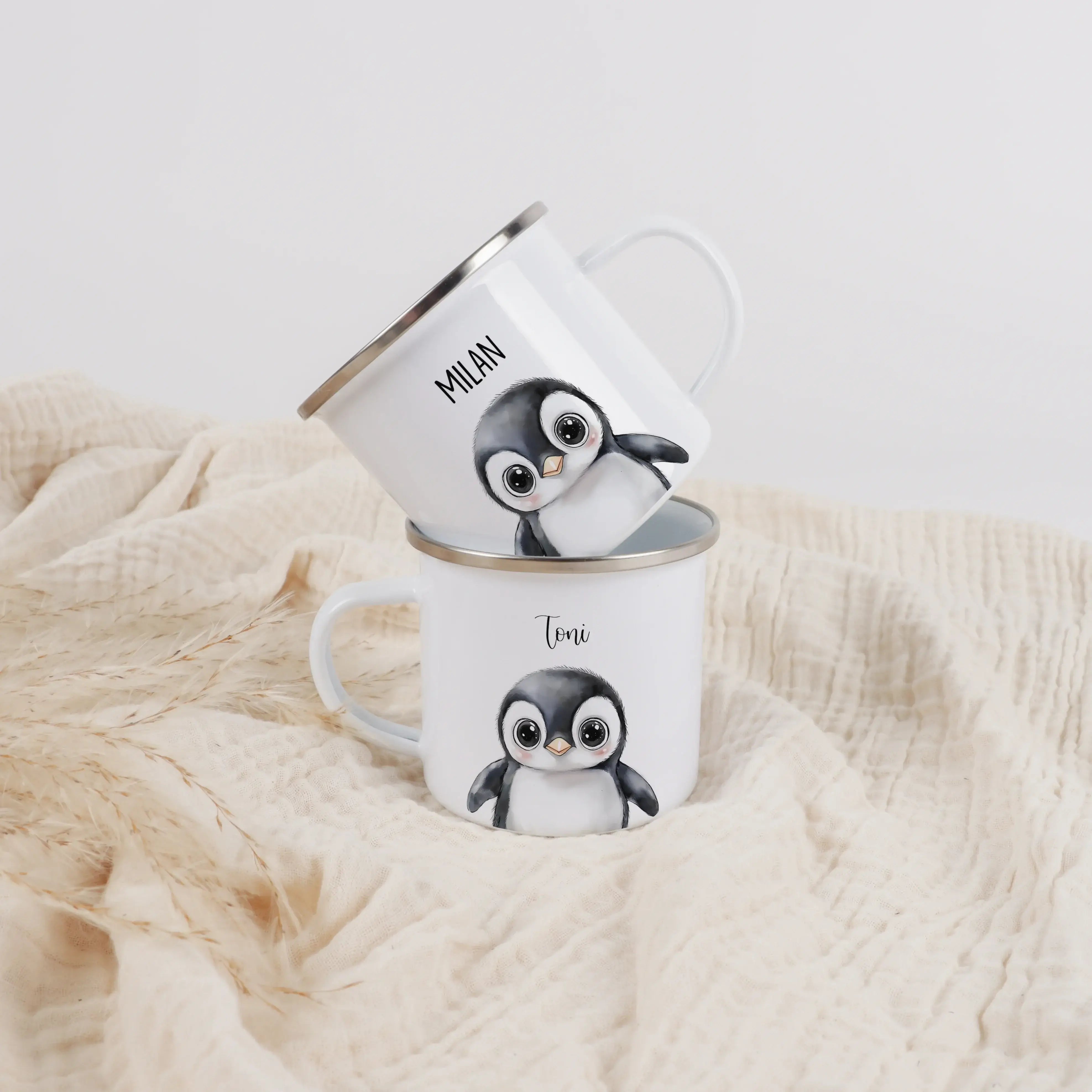 Emaille Tasse Pinguin Portrait-Emaille Tasse-famprints-Die Emaille Tasse Pinguin Portrait von famprints bringt Kindern jeden Morgen ein kleines Stück Freude an den Frühstückstisch. Mit ihrem liebevoll gestalteten Wasserfarben-Look und der Auswahl aus zwei