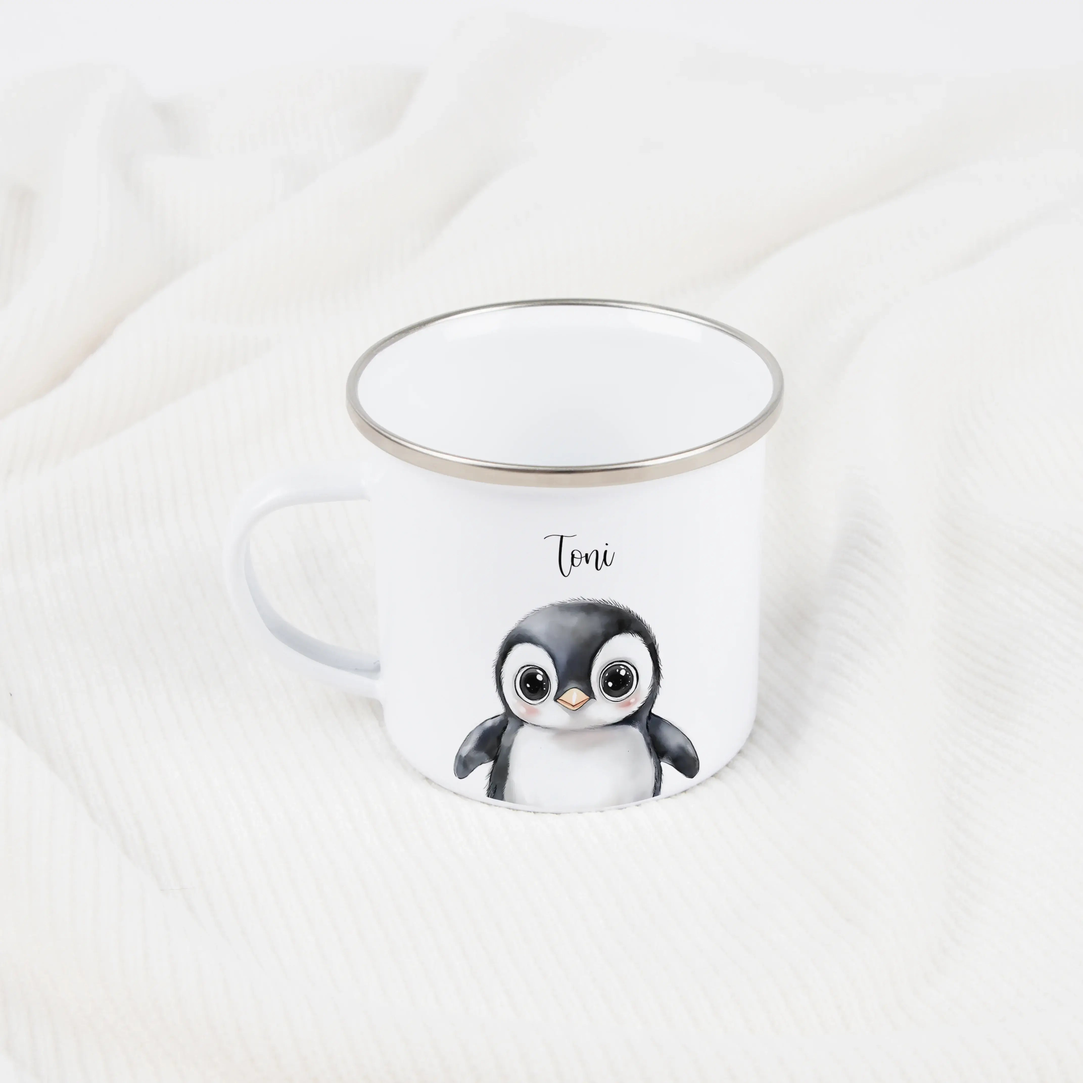 Emaille Tasse Pinguin Portrait-Emaille Tasse-famprints-Die Emaille Tasse Pinguin Portrait von famprints bringt Kindern jeden Morgen ein kleines Stück Freude an den Frühstückstisch. Mit ihrem liebevoll gestalteten Wasserfarben-Look und der Auswahl aus zwei