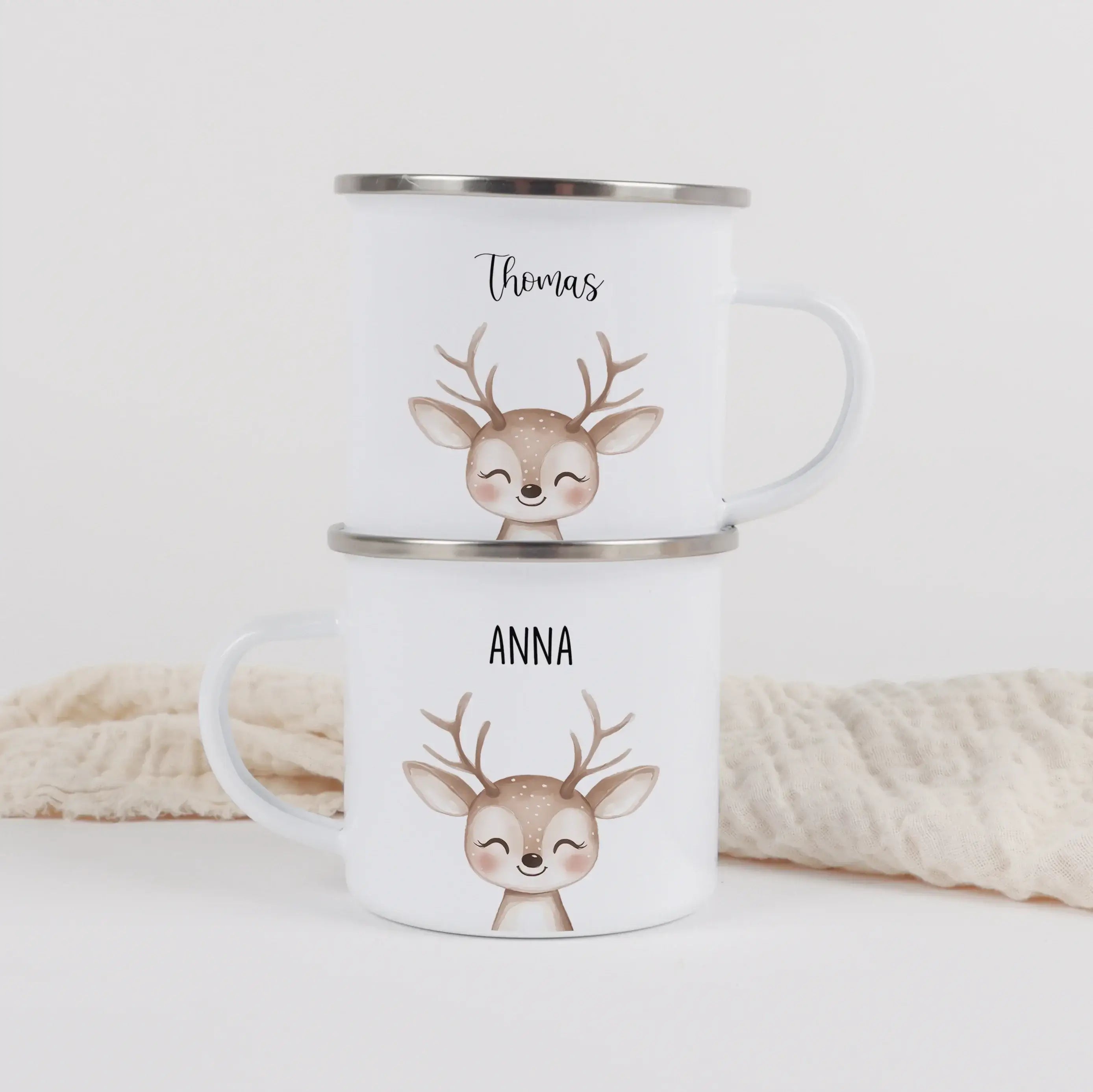 Emaille Tasse Reh Portrait-Emaille Tasse-famprints-Die Emaille Tasse Reh Portrait von famprints ist ein liebevoll gestaltetes, personalisiertes Geschenk für Kinder und Familien, die besondere Motive mögen. Das detailreiche Reh im Portrait-Stil passt perfe