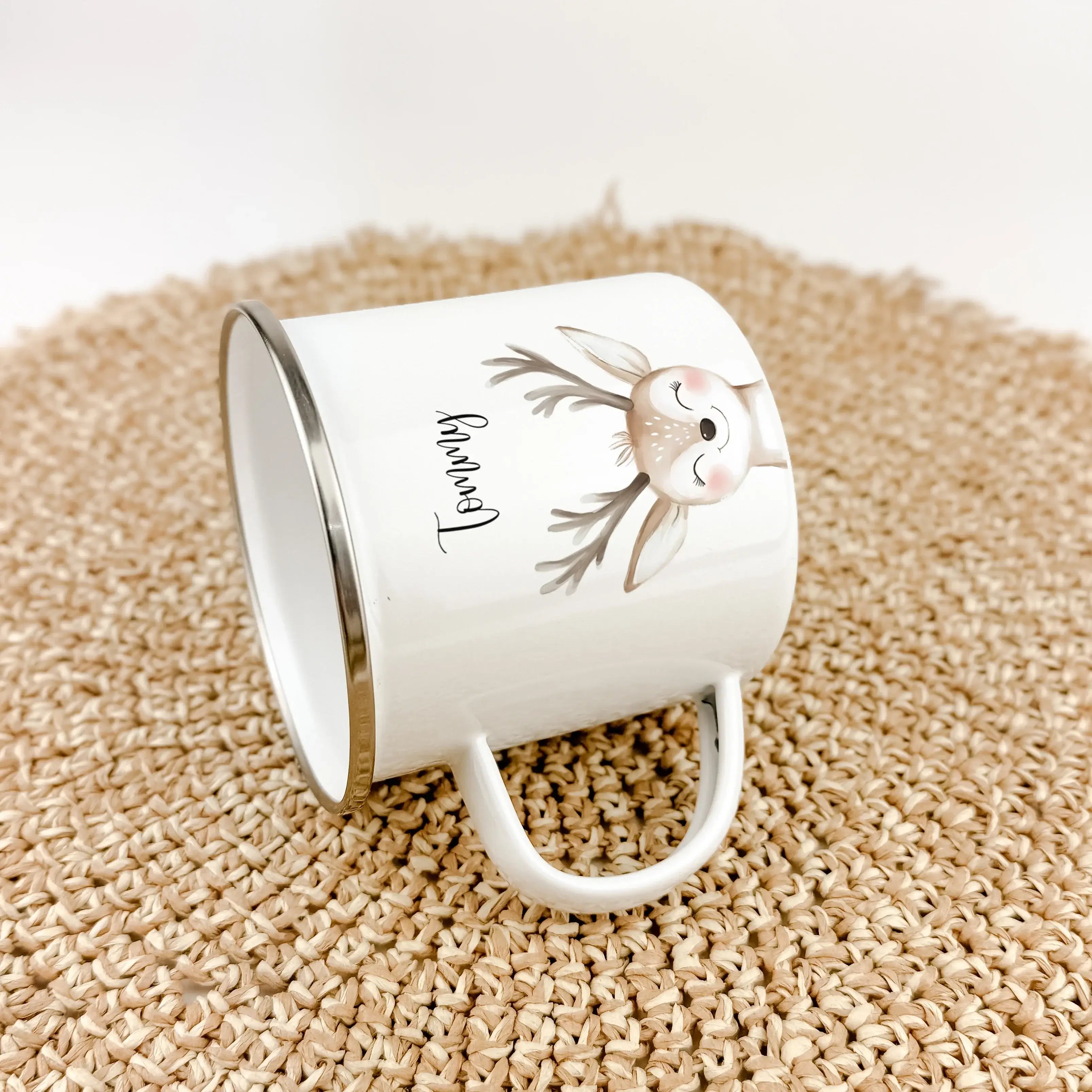 Emaille Tasse Reh Portrait-famprints-Emaille Tasse-Entdecke die bezaubernde Emaille Tasse Reh Portrait – das ideale personalisierte Geschenk für Kinder! Ob zur Einschulung, Taufe, Ostern oder Weihnachten, dieser Emaille Becher bringt Freude in jeden Anlas