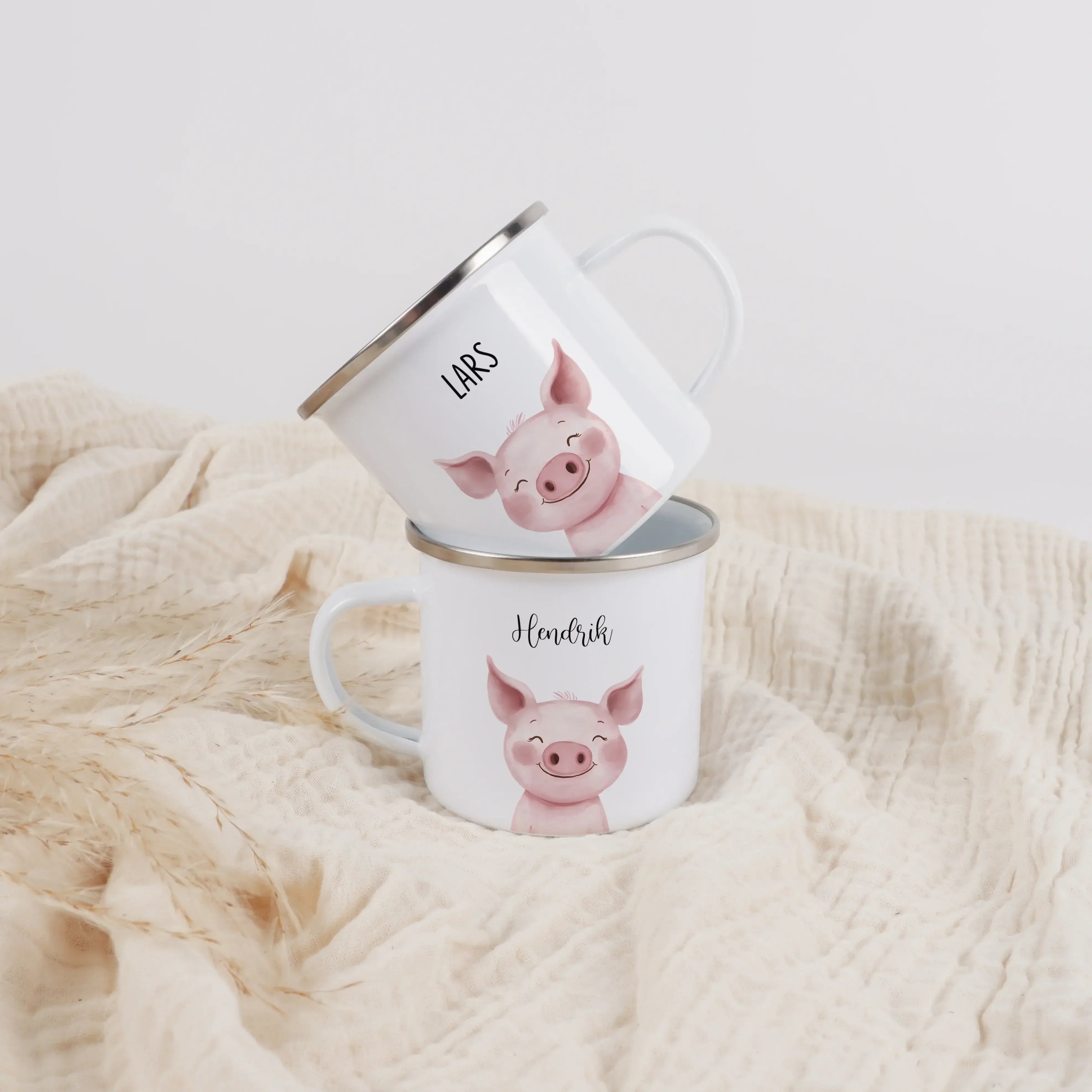 Emaille Tasse Schwein Portrait-Emaille Tasse-famprints-Die Emaille Tasse Schwein Portrait von famprints verbindet personalisierte Gestaltung mit liebevollen Details und macht aus einem alltagstauglichen Begleiter ein kleines Erlebnis. Das sanfte Schweinch