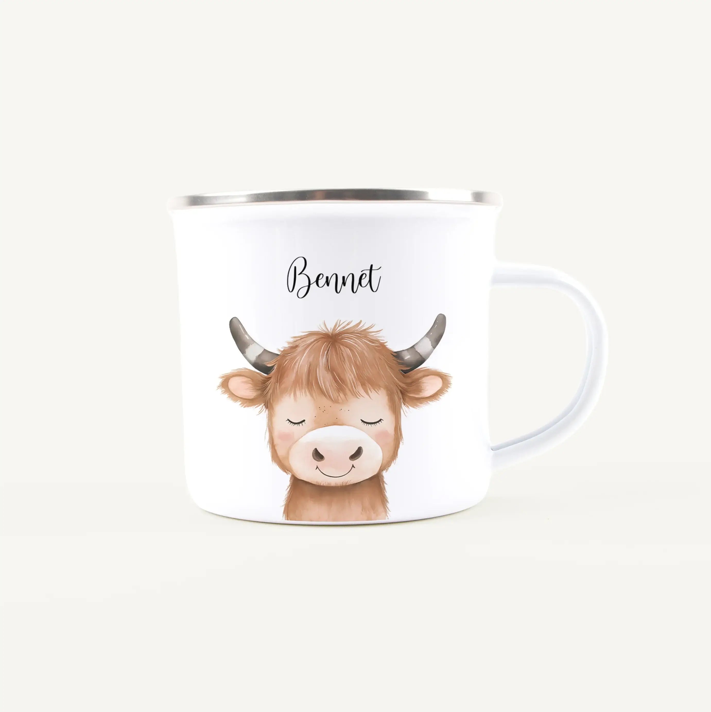 Emaille Tasse Stier Portrait-Emaille Tasse-famprints-Die Emaille Tasse Stier Portrait von famprints verbindet personalisierte Gestaltung mit einem detailreichen Tiermotiv, das die kraftvolle Ausstrahlung des Sternzeichens Stier in sanfter Aquarell-Optik e