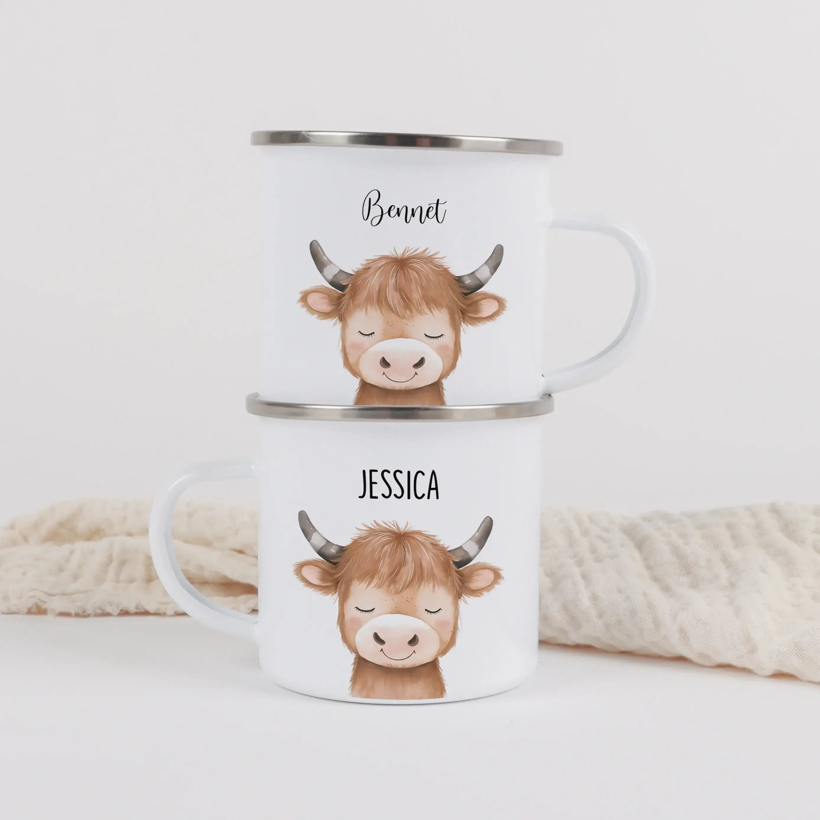 Emaille Tasse Stier Portrait-Emaille Tasse-famprints-Die Emaille Tasse Stier Portrait von famprints verbindet personalisierte Gestaltung mit einem detailreichen Tiermotiv, das die kraftvolle Ausstrahlung des Sternzeichens Stier in sanfter Aquarell-Optik e
