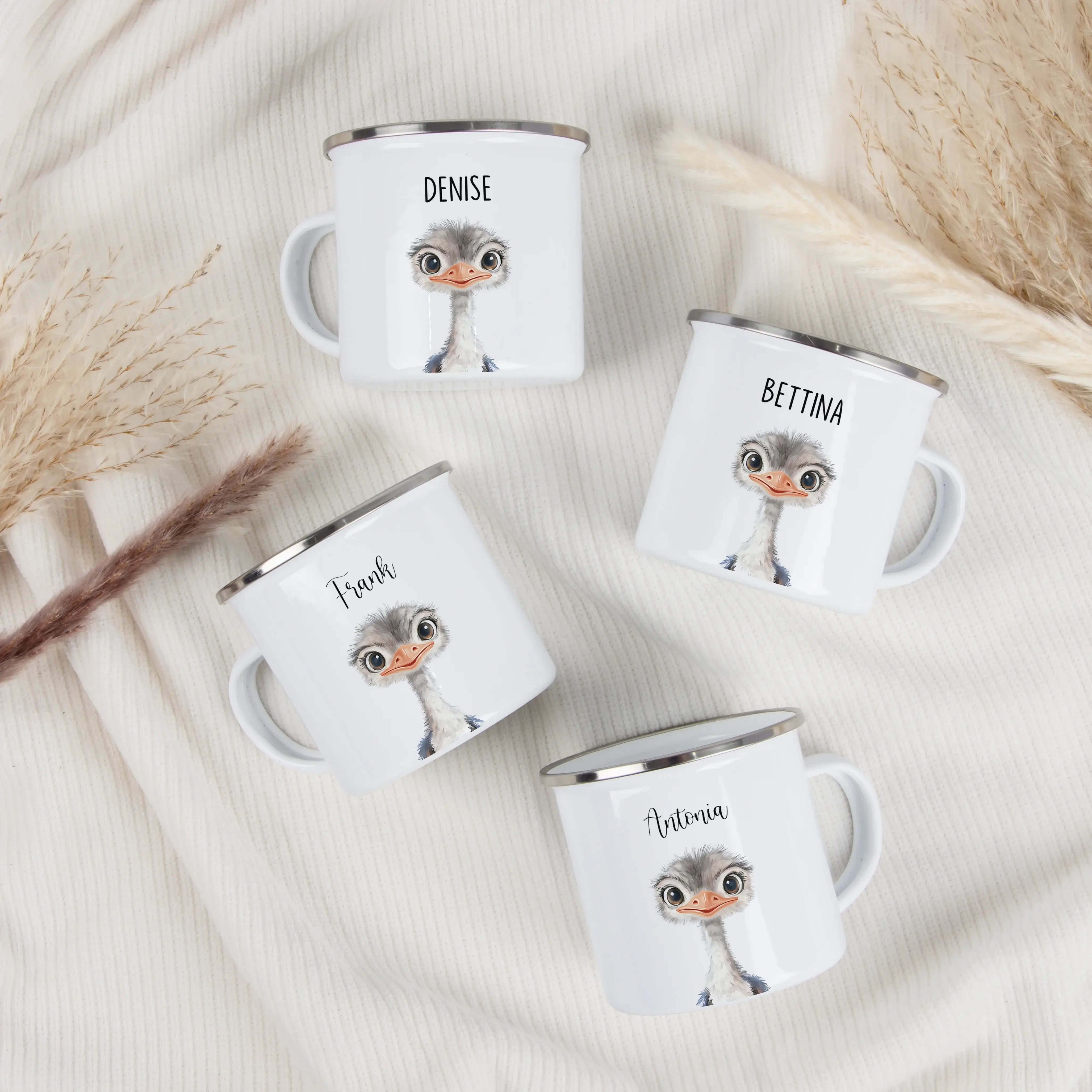 Emaille Tasse Strauß Portrait-Emaille Tasse-famprints-Die Emaille Tasse Strauß Portrait von famprints ist eine liebevoll gestaltete Möglichkeit, Kindern eine ganz persönliche Freude zu machen. Mit dem sanften Straußenmotiv im Portrait-Stil entsteht ein De