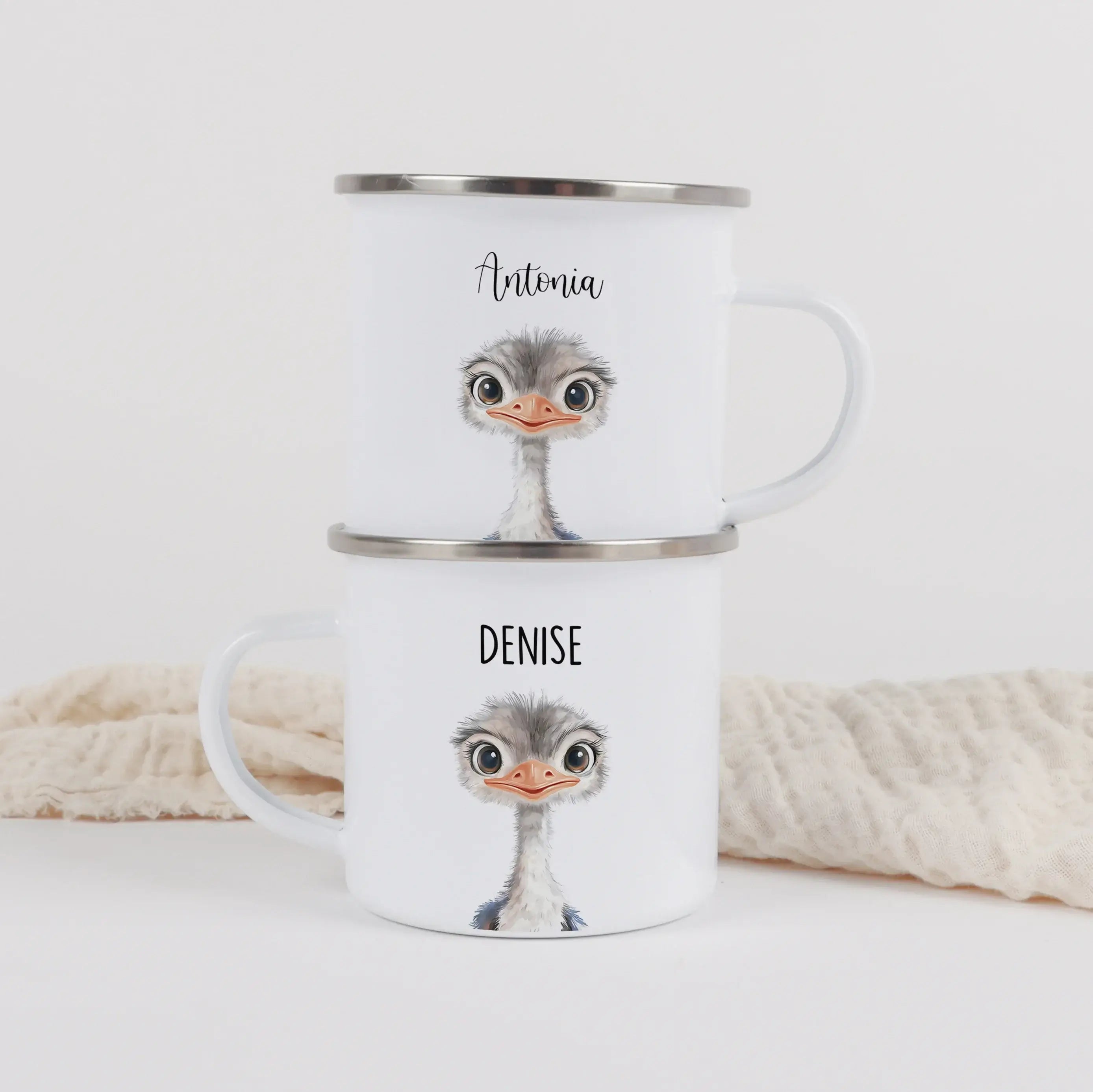 Emaille Tasse Strauß Portrait-Emaille Tasse-famprints-Die Emaille Tasse Strauß Portrait von famprints ist eine liebevoll gestaltete Möglichkeit, Kindern eine ganz persönliche Freude zu machen. Mit dem sanften Straußenmotiv im Portrait-Stil entsteht ein De