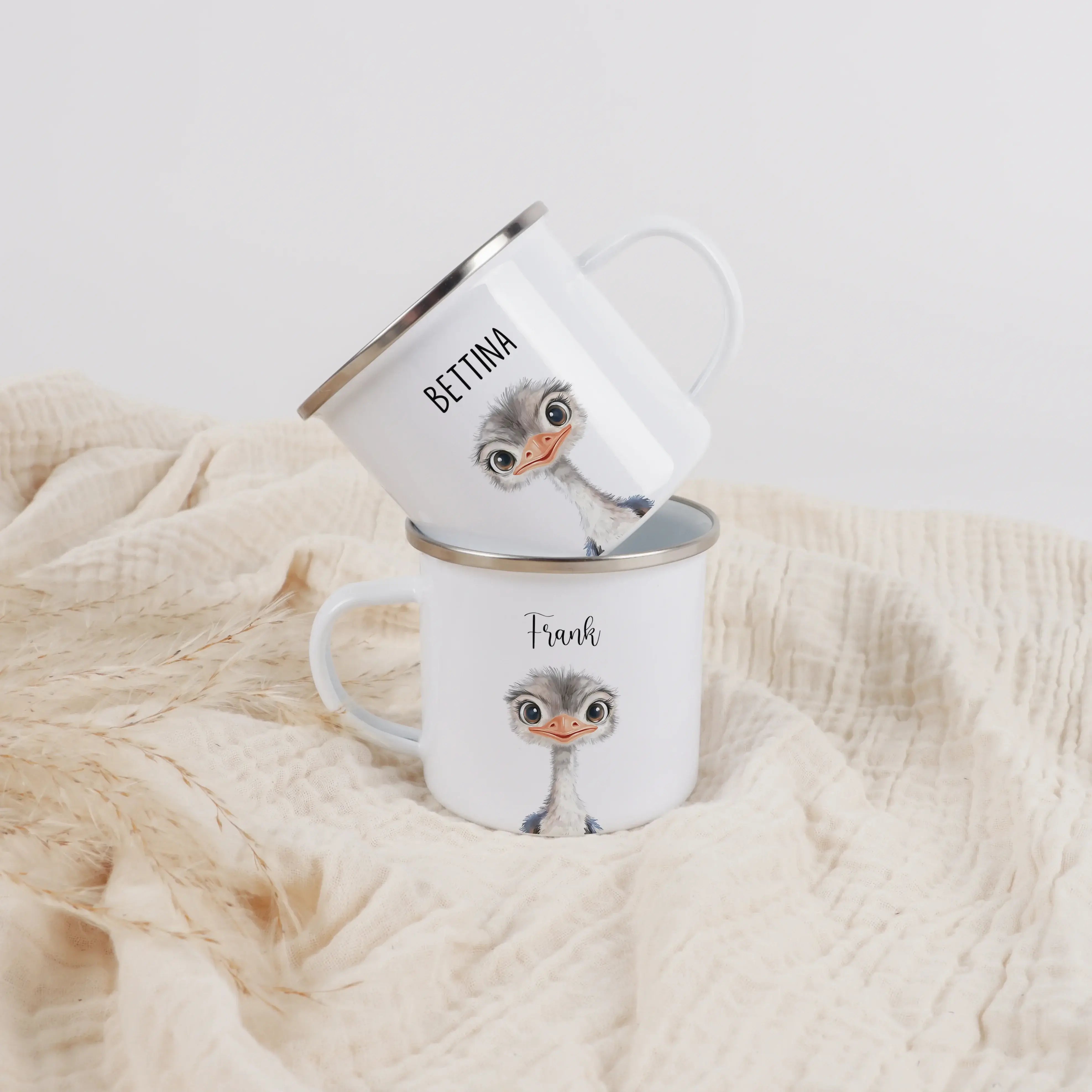 Emaille Tasse Strauß Portrait-Emaille Tasse-famprints-Die Emaille Tasse Strauß Portrait von famprints ist eine liebevoll gestaltete Möglichkeit, Kindern eine ganz persönliche Freude zu machen. Mit dem sanften Straußenmotiv im Portrait-Stil entsteht ein De