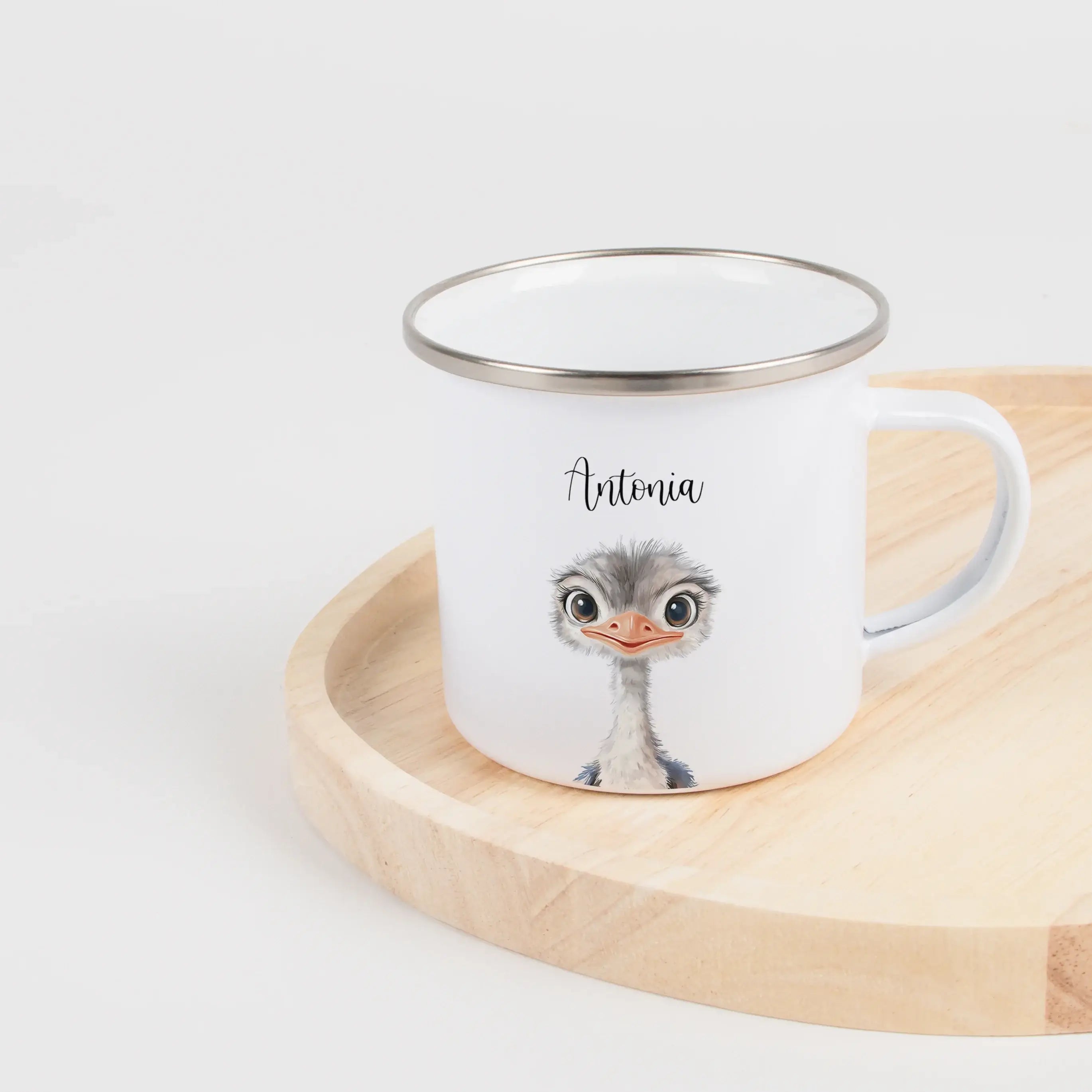 Emaille Tasse Strauß Portrait-Emaille Tasse-famprints-Die Emaille Tasse Strauß Portrait von famprints ist eine liebevoll gestaltete Möglichkeit, Kindern eine ganz persönliche Freude zu machen. Mit dem sanften Straußenmotiv im Portrait-Stil entsteht ein De