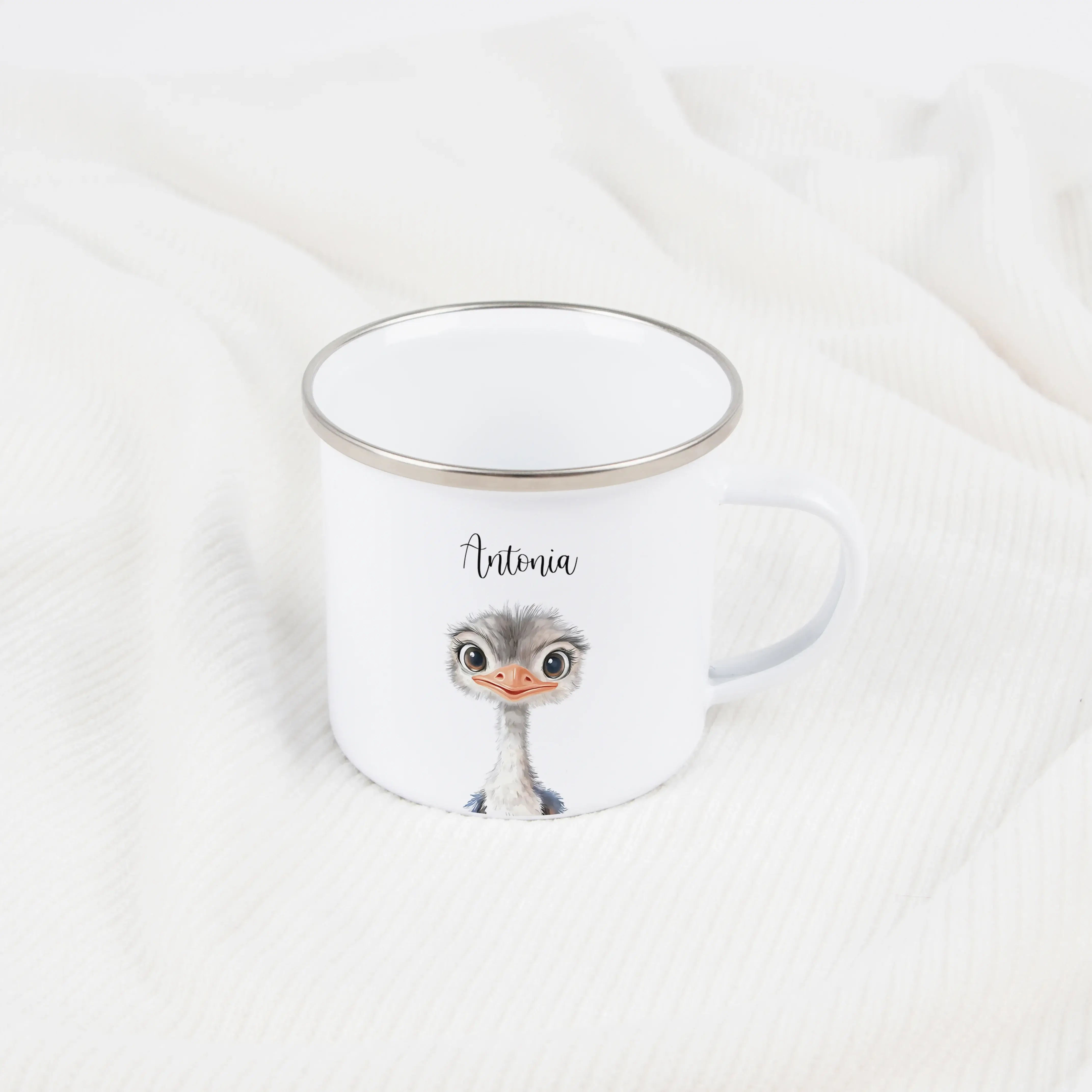 Emaille Tasse Strauß Portrait-Emaille Tasse-famprints-Die Emaille Tasse Strauß Portrait von famprints ist eine liebevoll gestaltete Möglichkeit, Kindern eine ganz persönliche Freude zu machen. Mit dem sanften Straußenmotiv im Portrait-Stil entsteht ein De