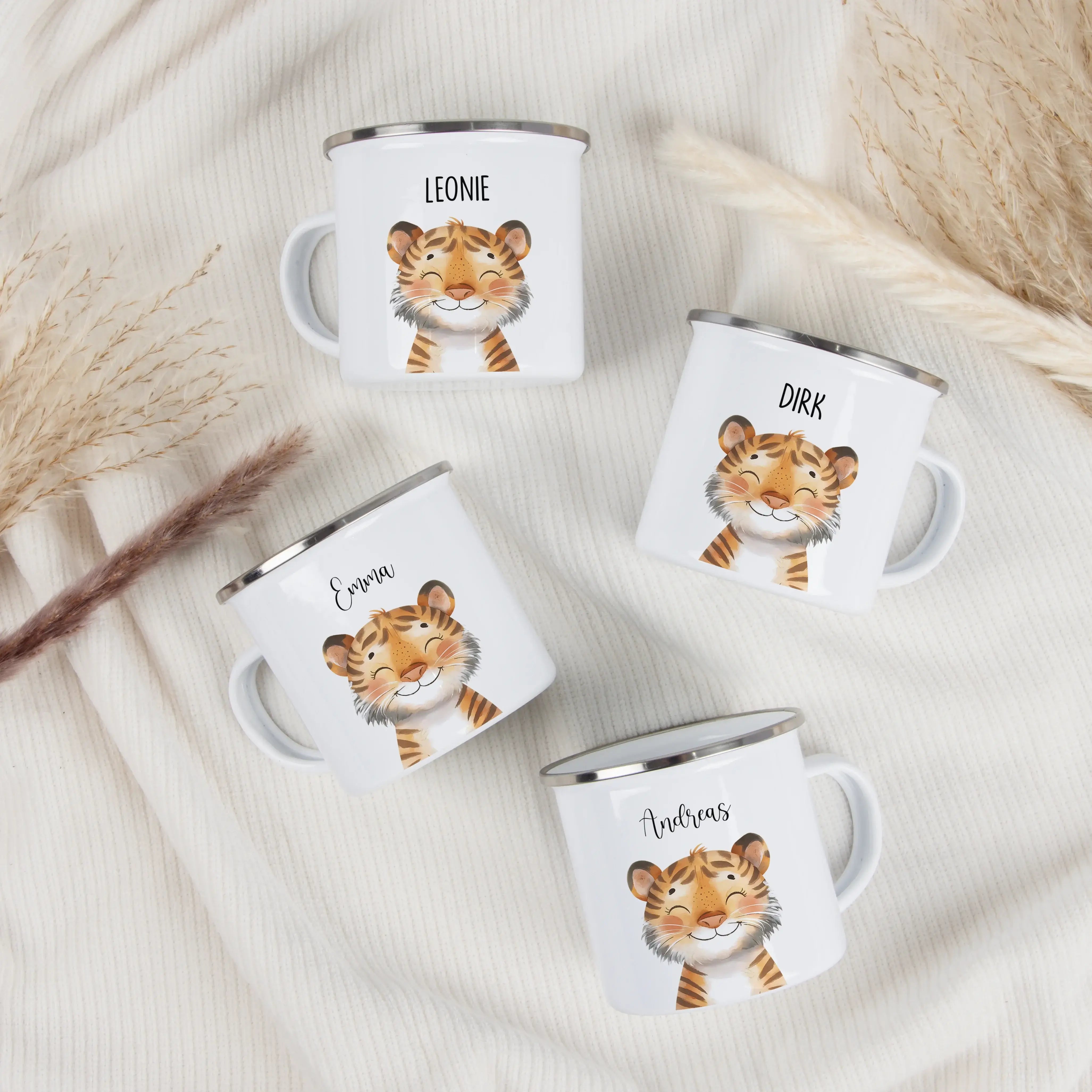 Emaille Tasse Tiger Portrait-Emaille Tasse-famprints-Die Emaille Tasse Tiger Portrait von famprints bringt ein warmes, fröhliches Tiermotiv auf den Frühstückstisch und wird dank Personalisierung schnell zum Lieblingsstück kleiner Abenteurer. Das sanft ill