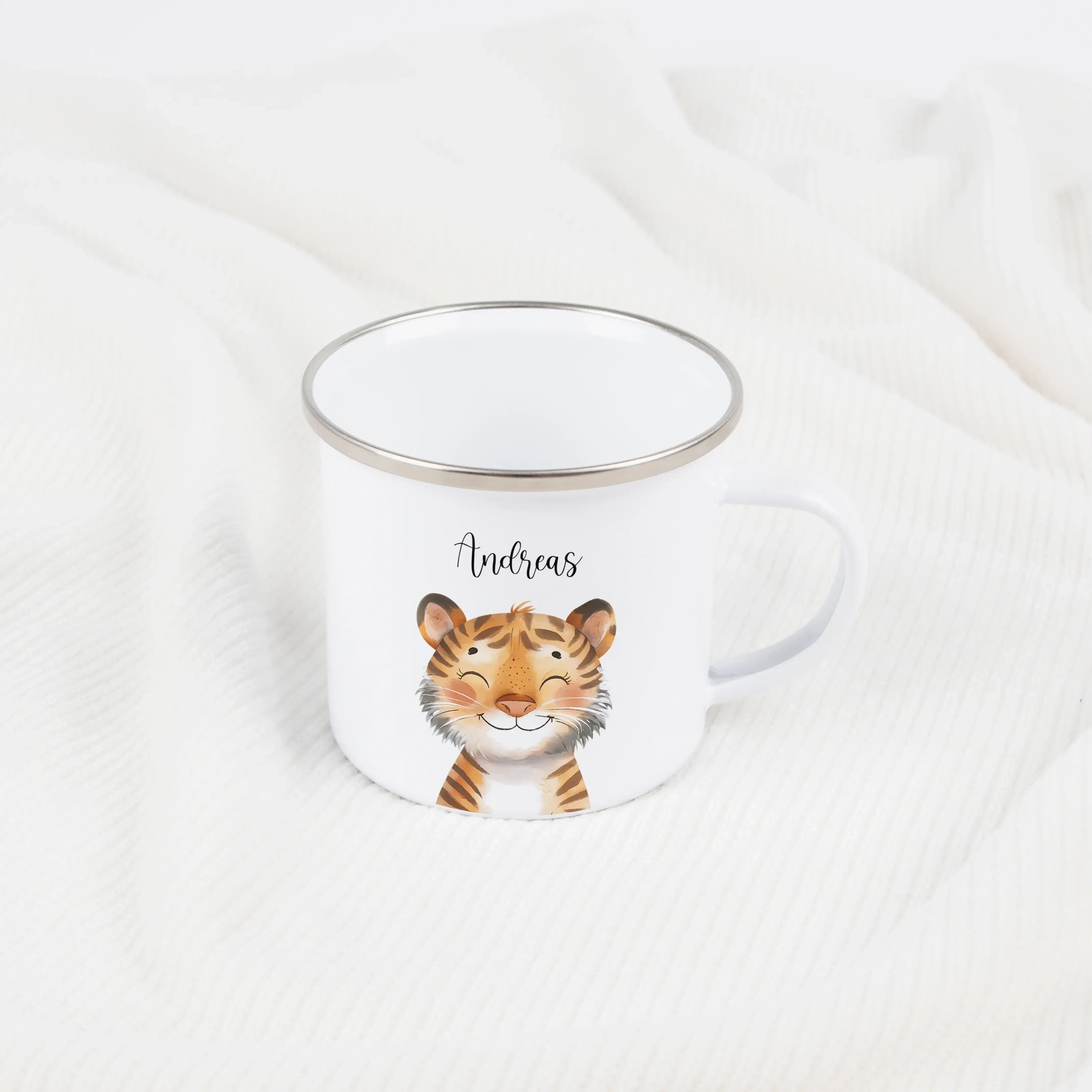 Emaille Tasse Tiger Portrait-Emaille Tasse-famprints-Die Emaille Tasse Tiger Portrait von famprints bringt ein warmes, fröhliches Tiermotiv auf den Frühstückstisch und wird dank Personalisierung schnell zum Lieblingsstück kleiner Abenteurer. Das sanft ill