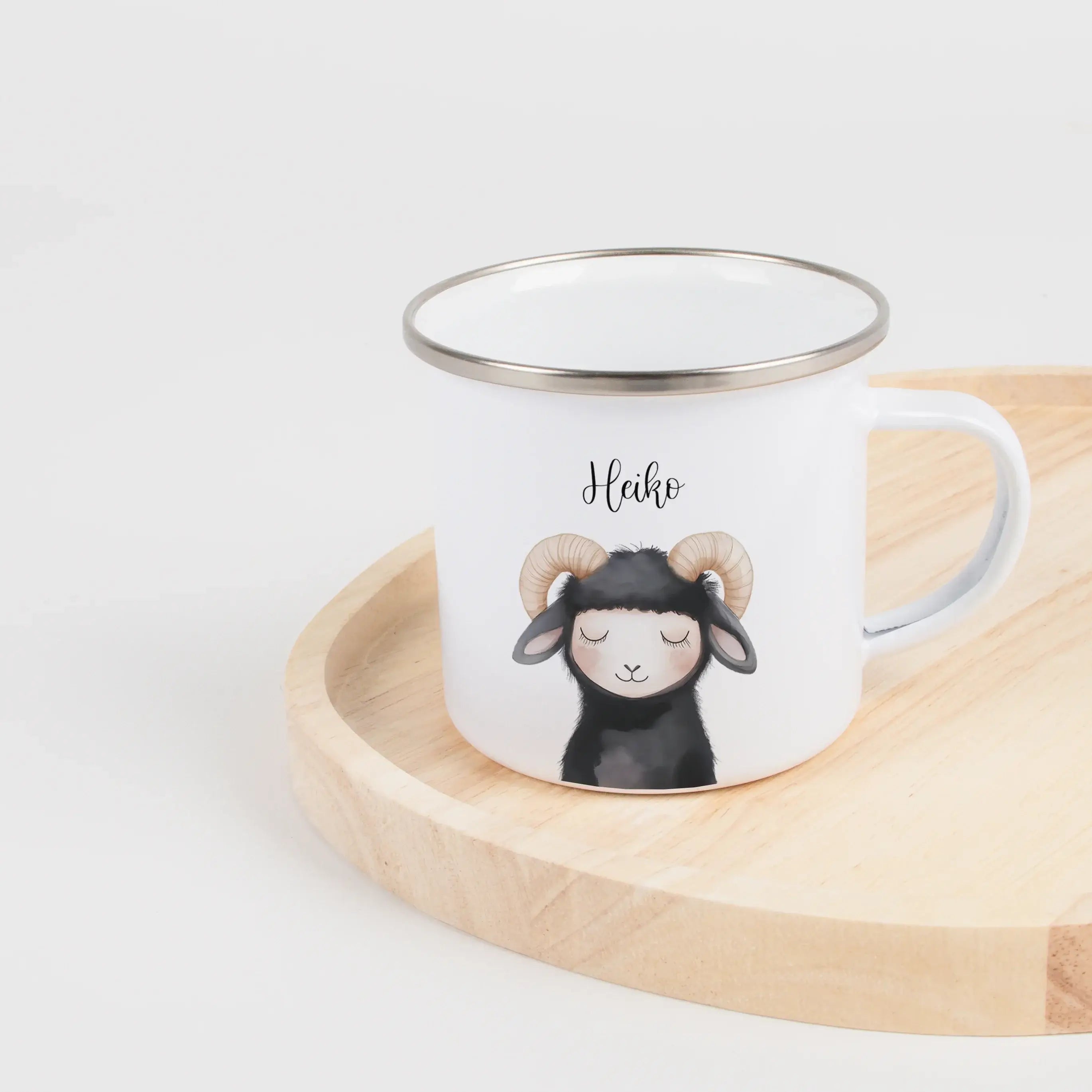 Emaille Tasse Widder Portrait-Emaille Tasse-famprints-Die Emaille Tasse Widder Portrait von famprints ist ein personalisiertes Geschenk für Kinder, das Alltag und besondere Anlässe verbindet. Das liebevoll gestaltete Widder Motiv im Aquarellstil macht die
