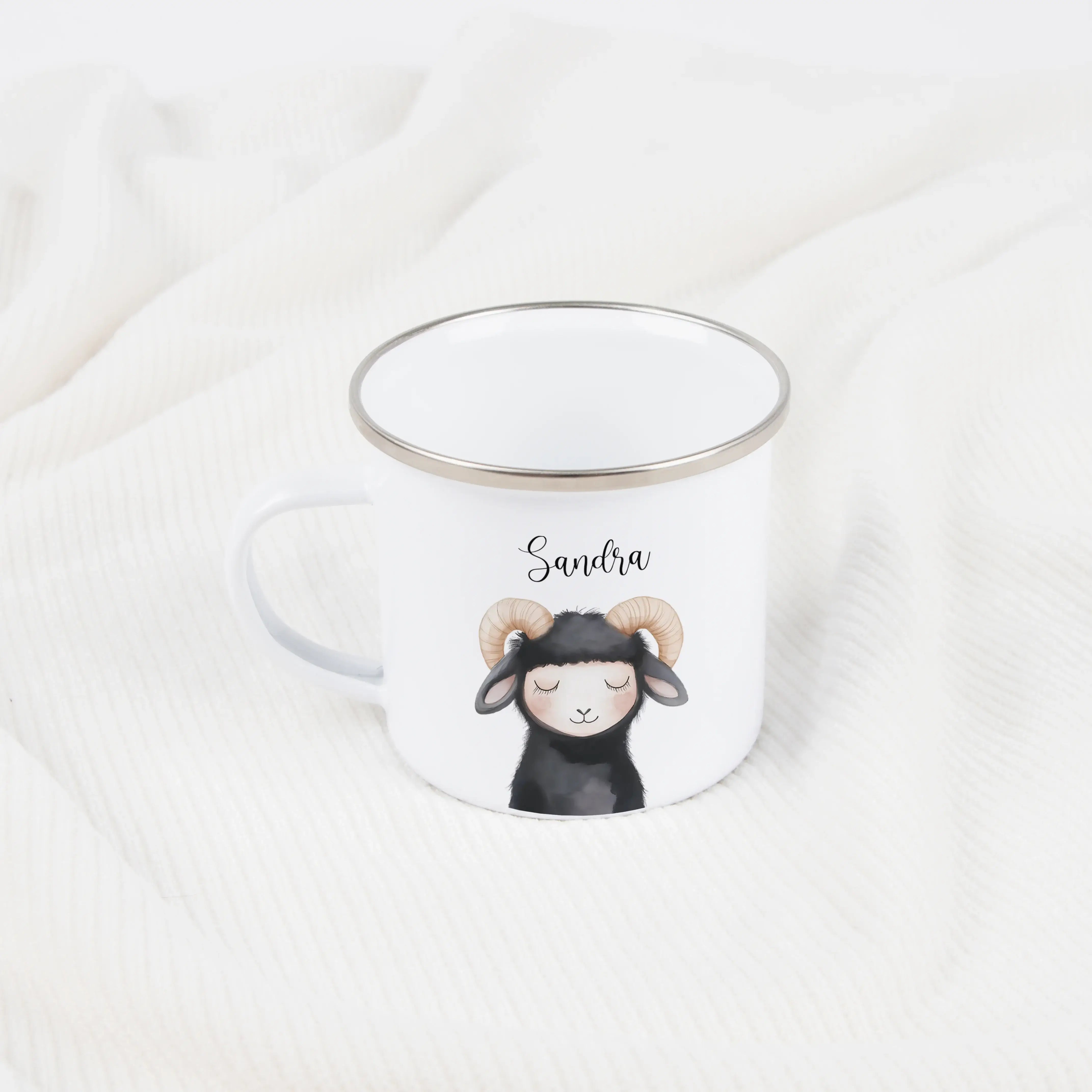 Emaille Tasse Widder Portrait-Emaille Tasse-famprints-Die Emaille Tasse Widder Portrait von famprints ist ein personalisiertes Geschenk für Kinder, das Alltag und besondere Anlässe verbindet. Das liebevoll gestaltete Widder Motiv im Aquarellstil macht die
