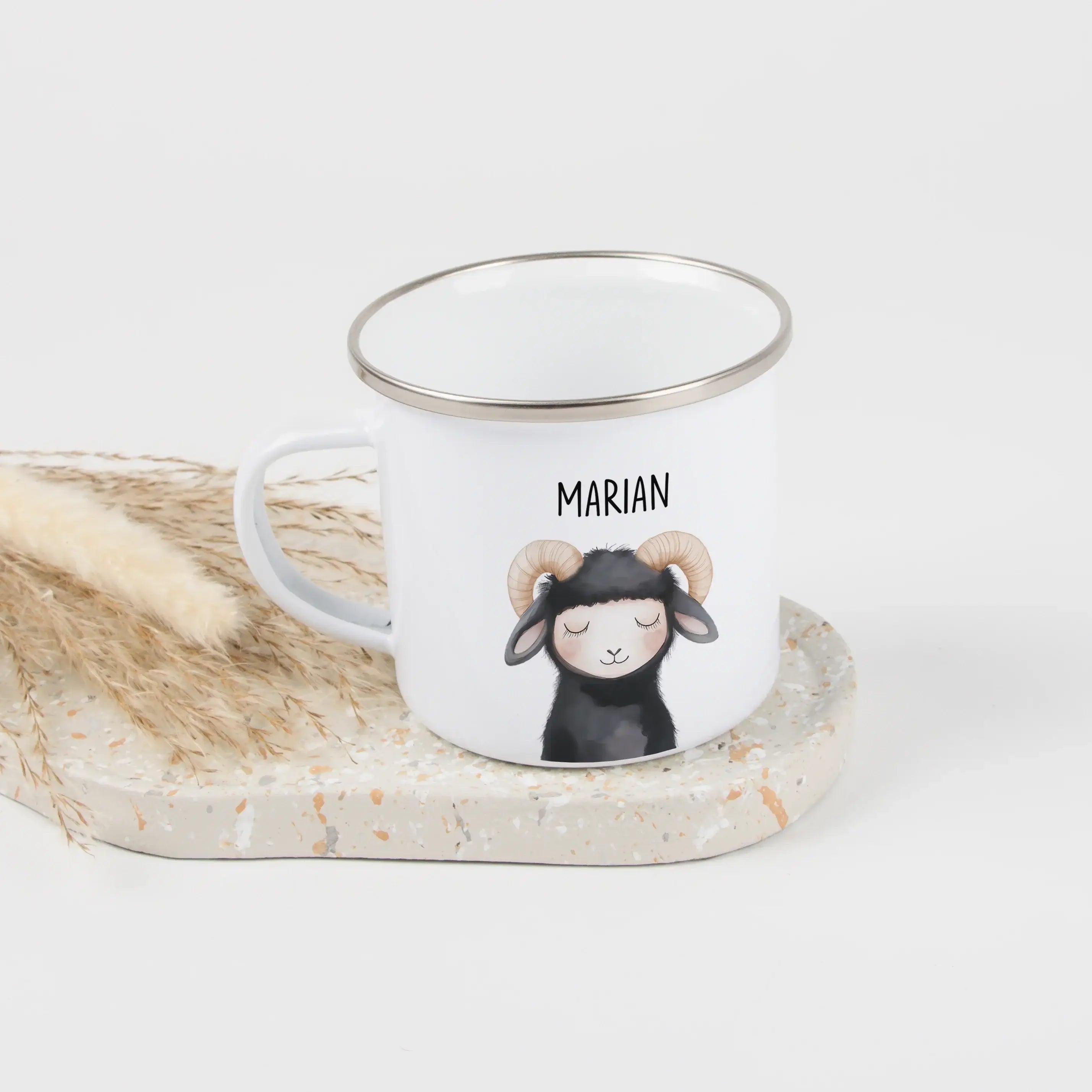 Emaille Tasse Widder Portrait-Emaille Tasse-famprints-Die Emaille Tasse Widder Portrait von famprints ist ein personalisiertes Geschenk für Kinder, das Alltag und besondere Anlässe verbindet. Das liebevoll gestaltete Widder Motiv im Aquarellstil macht die