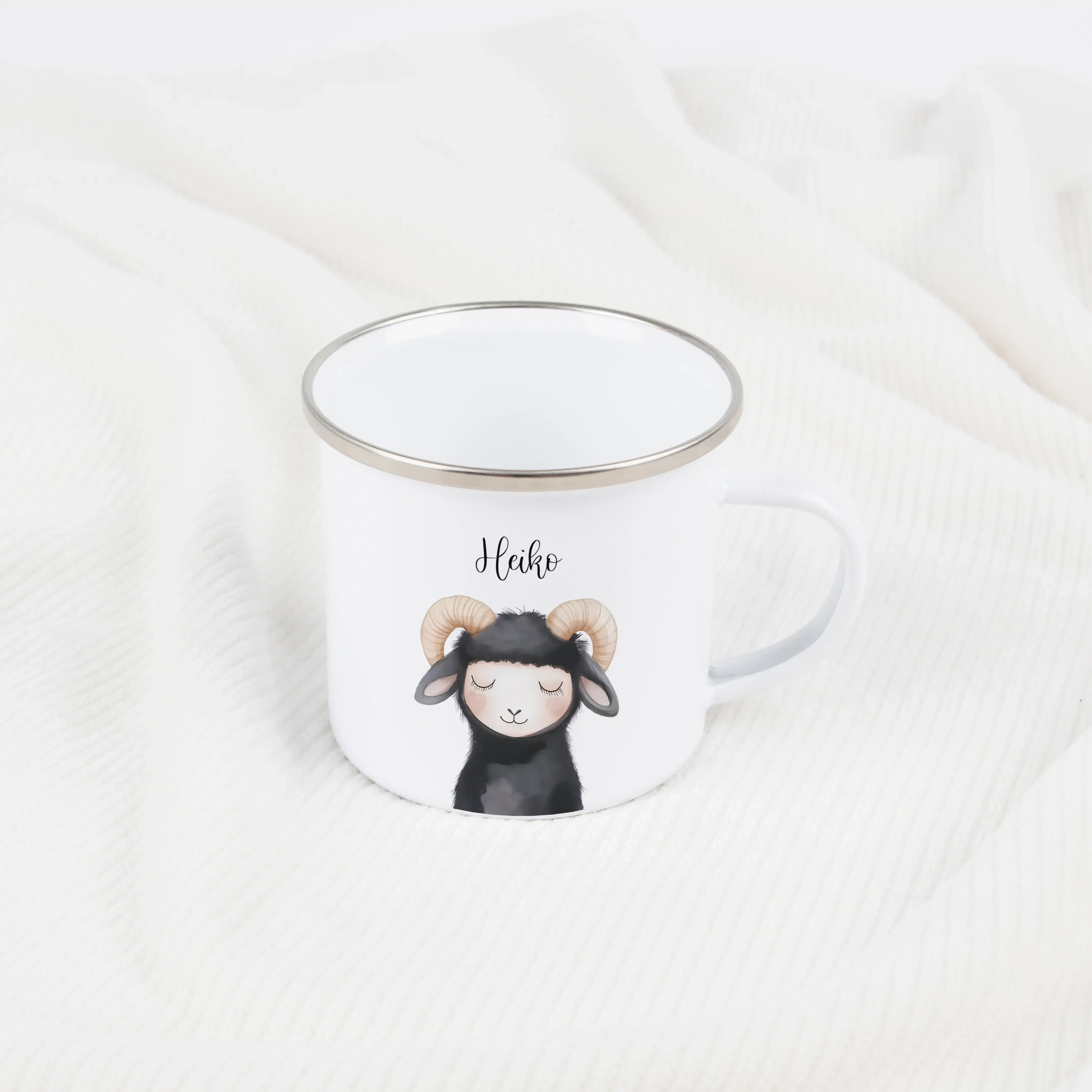 Emaille Tasse Widder Portrait-Emaille Tasse-famprints-Die Emaille Tasse Widder Portrait von famprints ist ein personalisiertes Geschenk für Kinder, das Alltag und besondere Anlässe verbindet. Das liebevoll gestaltete Widder Motiv im Aquarellstil macht die