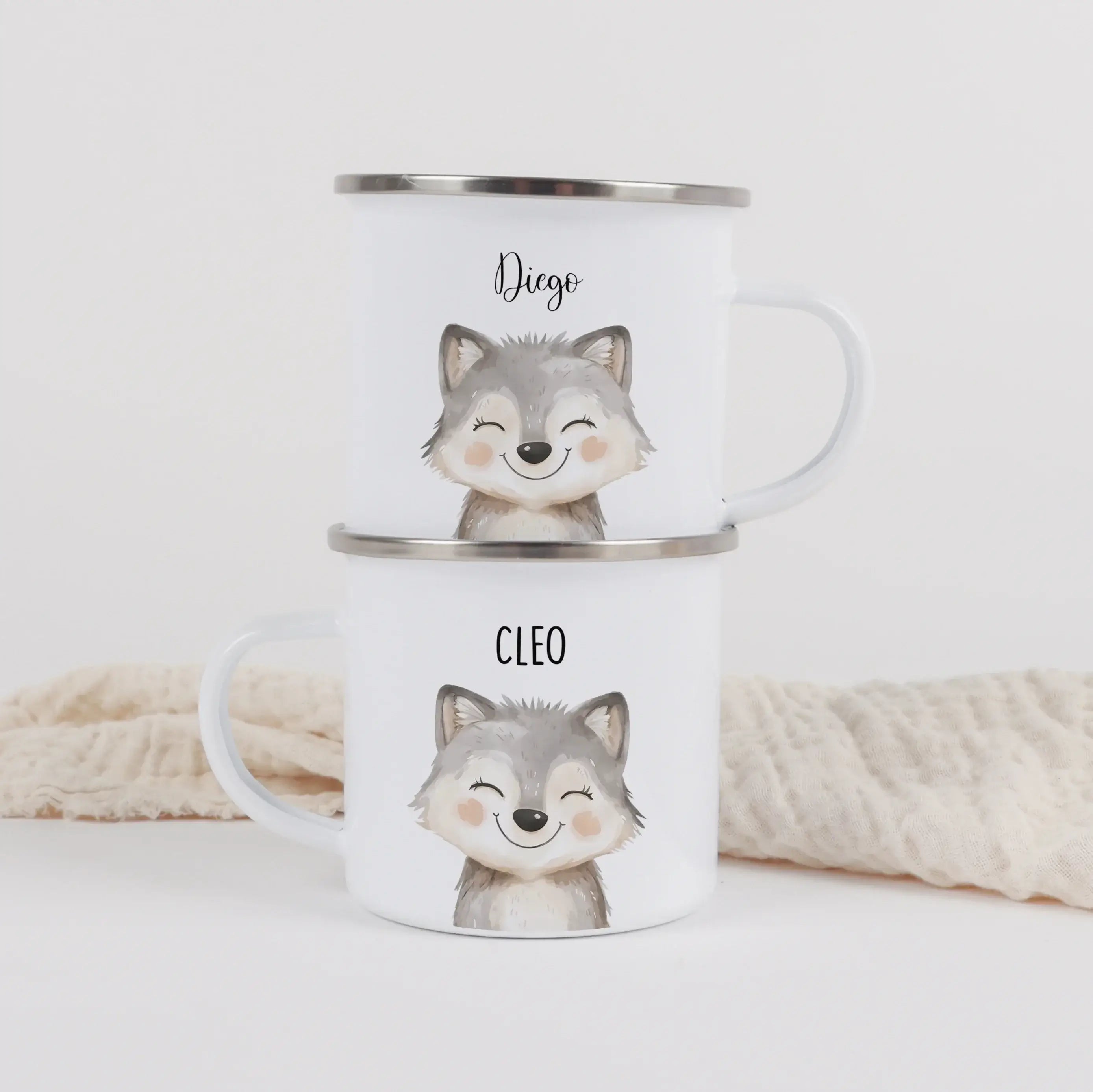 Emaille Tasse Wolf Portrait-Emaille Tasse-famprints-Die Emaille Tasse Wolf Portrait ist genau das Richtige, wenn du ein persönliches Geschenk suchst, das sofort auffällt und lange genutzt wird. Das detailreiche Wolfmotiv im modernen Aquarell-Look wirkt kr