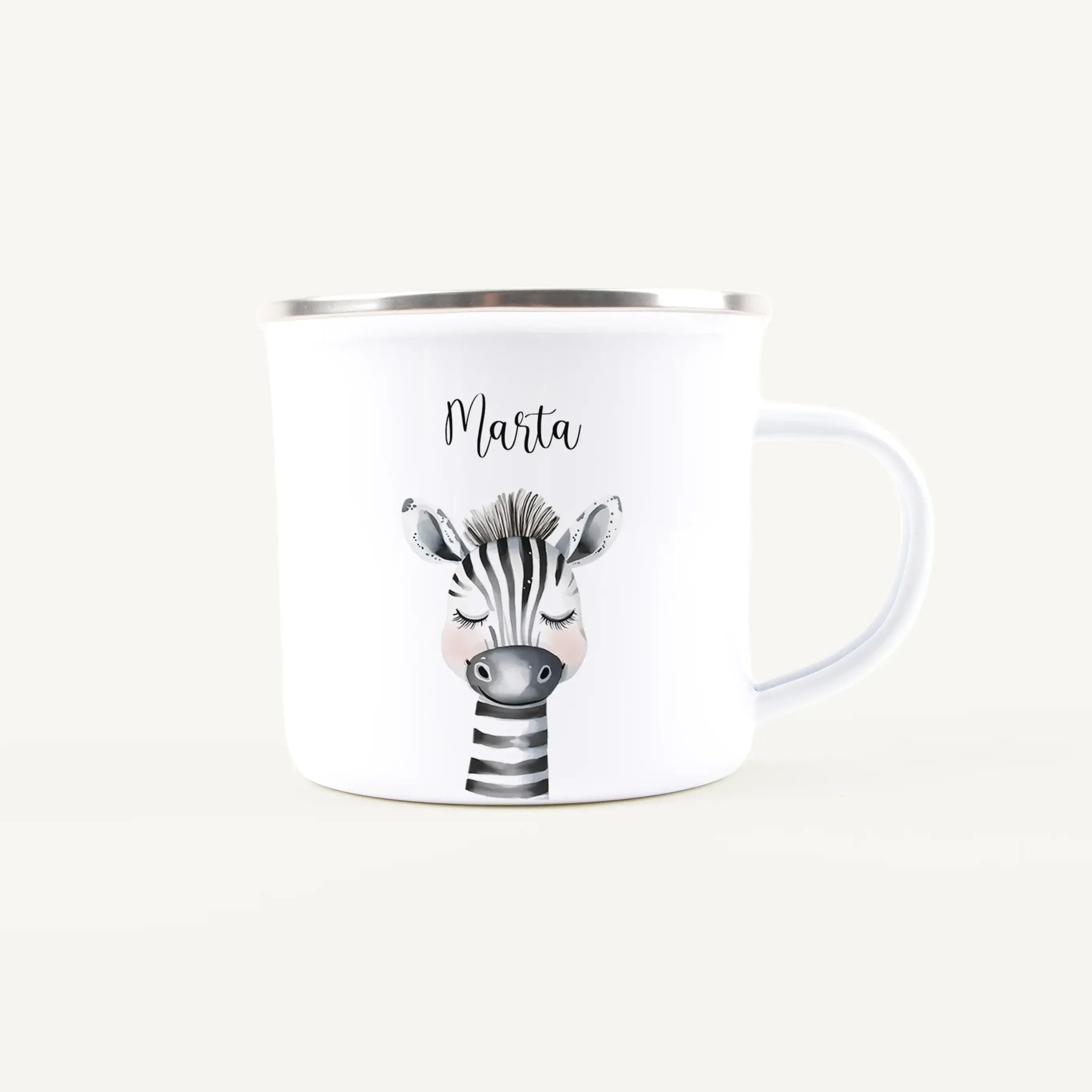 Emaille Tasse Zebra Portrait-Emaille Tasse-famprints-Die Emaille Tasse Zebra Portrait ist ein liebevoll gestaltetes, personalisiertes Geschenk für Kinder, das Alltag und besondere Anlässe verbindet. Mit dem individuellen Namen wird aus einer schlichten Em