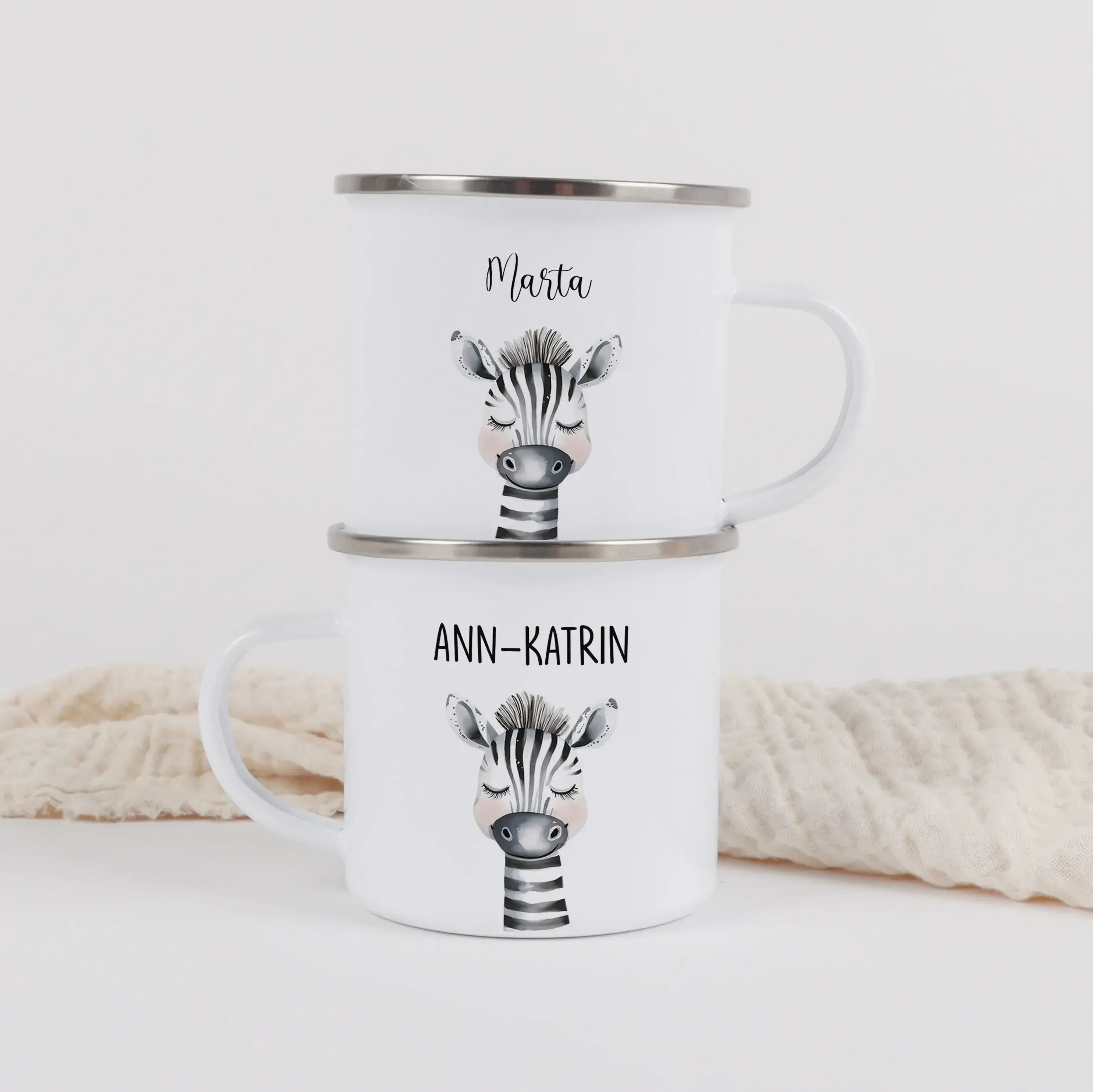 Emaille Tasse Zebra Portrait-Emaille Tasse-famprints-Die Emaille Tasse Zebra Portrait ist ein liebevoll gestaltetes, personalisiertes Geschenk für Kinder, das Alltag und besondere Anlässe verbindet. Mit dem individuellen Namen wird aus einer schlichten Em