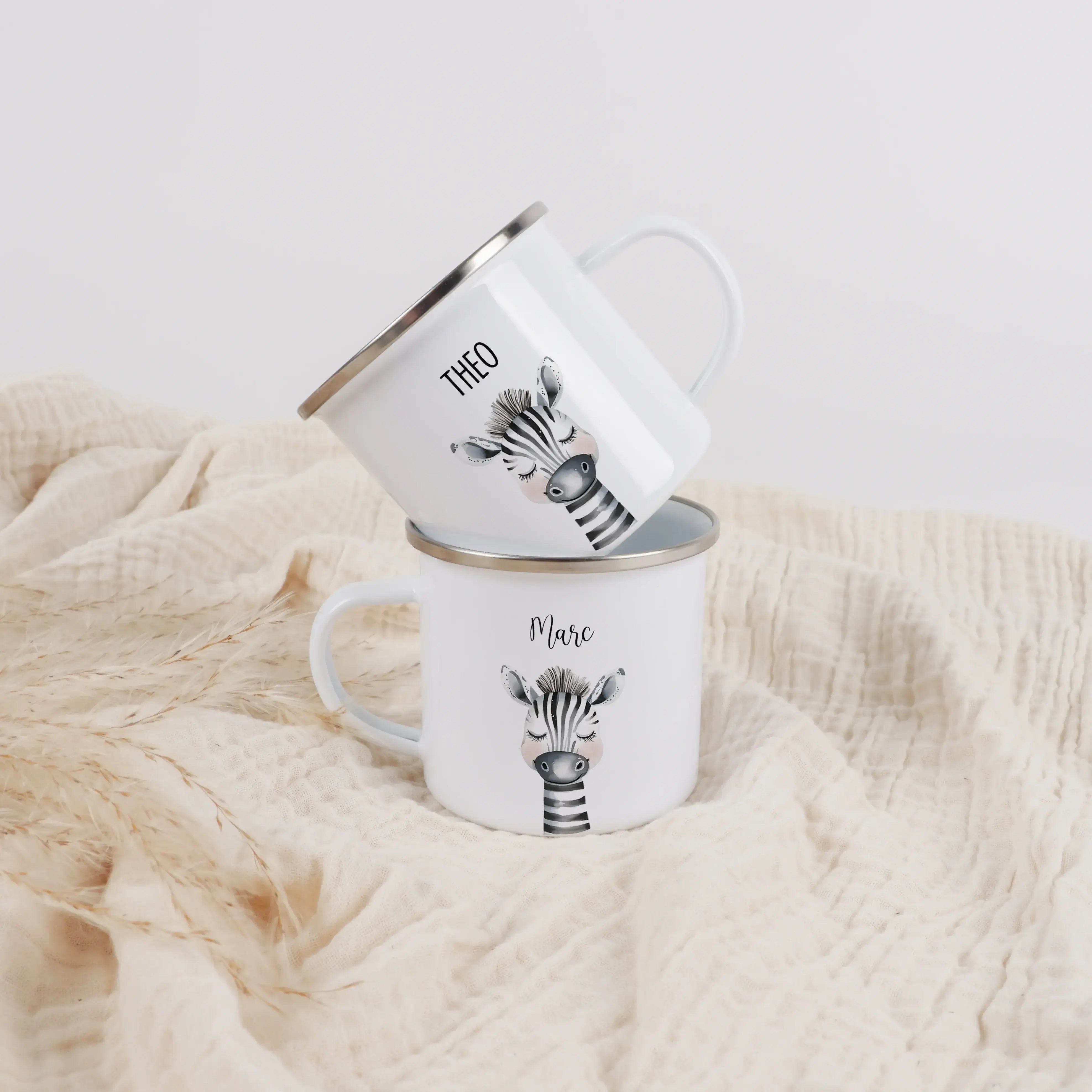 Emaille Tasse Zebra Portrait-Emaille Tasse-famprints-Die Emaille Tasse Zebra Portrait ist ein liebevoll gestaltetes, personalisiertes Geschenk für Kinder, das Alltag und besondere Anlässe verbindet. Mit dem individuellen Namen wird aus einer schlichten Em