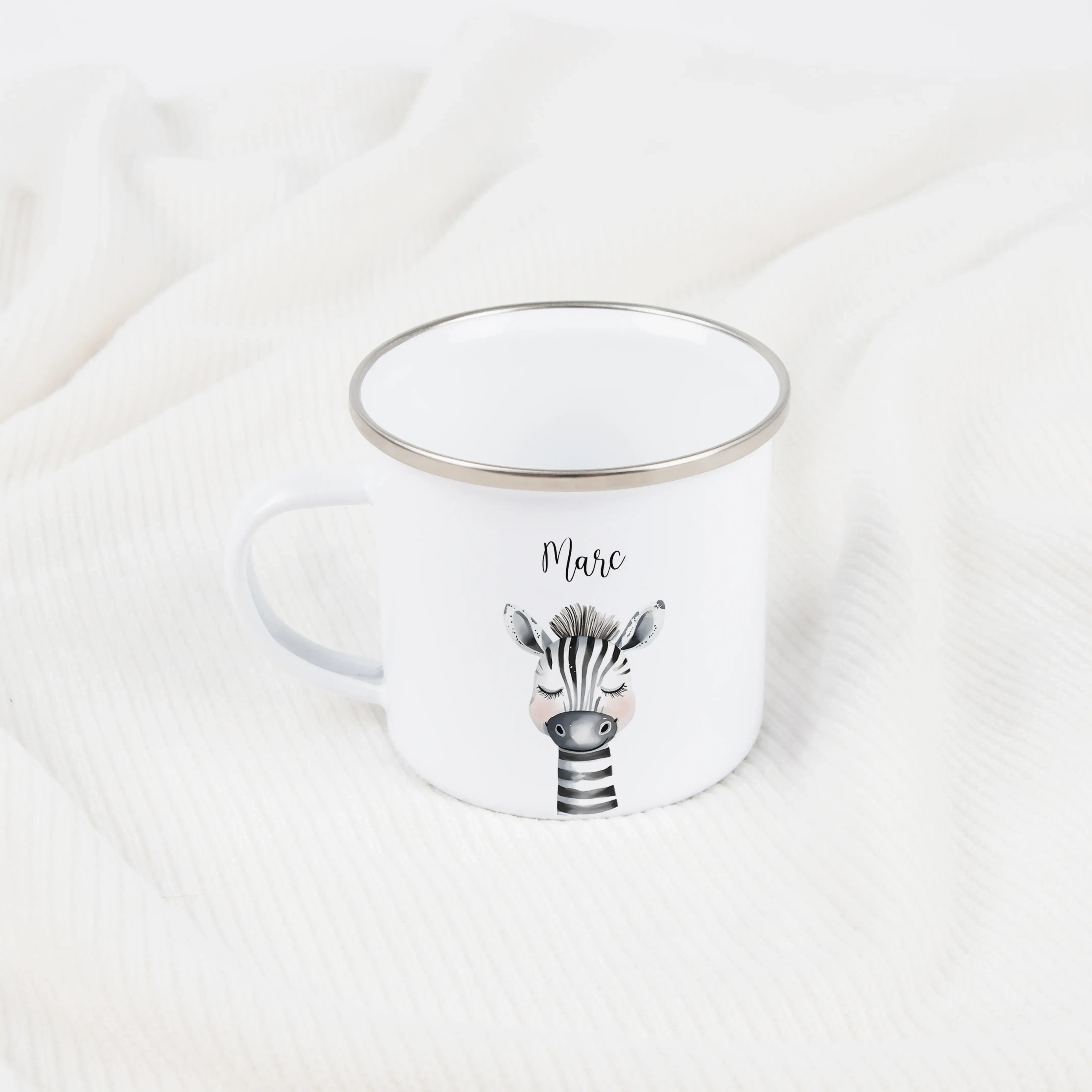 Emaille Tasse Zebra Portrait-Emaille Tasse-famprints-Die Emaille Tasse Zebra Portrait ist ein liebevoll gestaltetes, personalisiertes Geschenk für Kinder, das Alltag und besondere Anlässe verbindet. Mit dem individuellen Namen wird aus einer schlichten Em