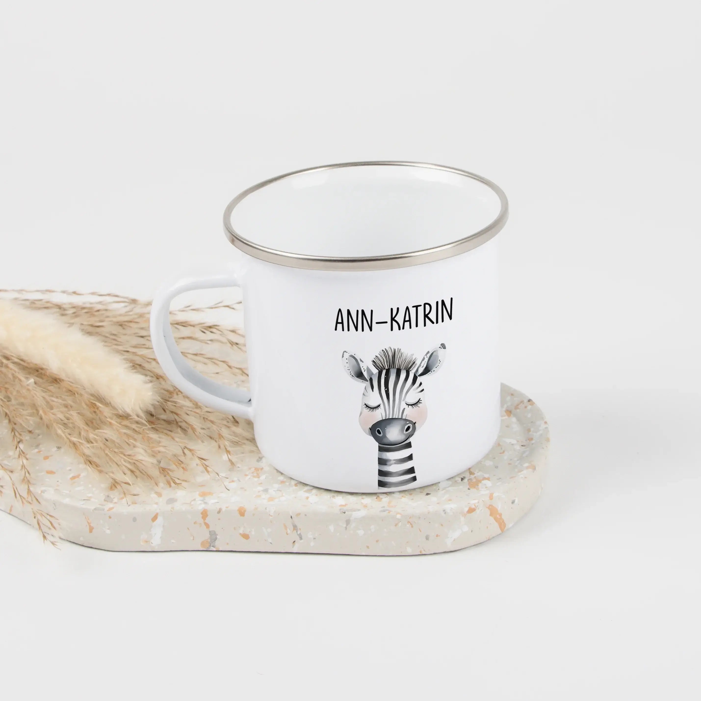Emaille Tasse Zebra Portrait-Emaille Tasse-famprints-Die Emaille Tasse Zebra Portrait ist ein liebevoll gestaltetes, personalisiertes Geschenk für Kinder, das Alltag und besondere Anlässe verbindet. Mit dem individuellen Namen wird aus einer schlichten Em