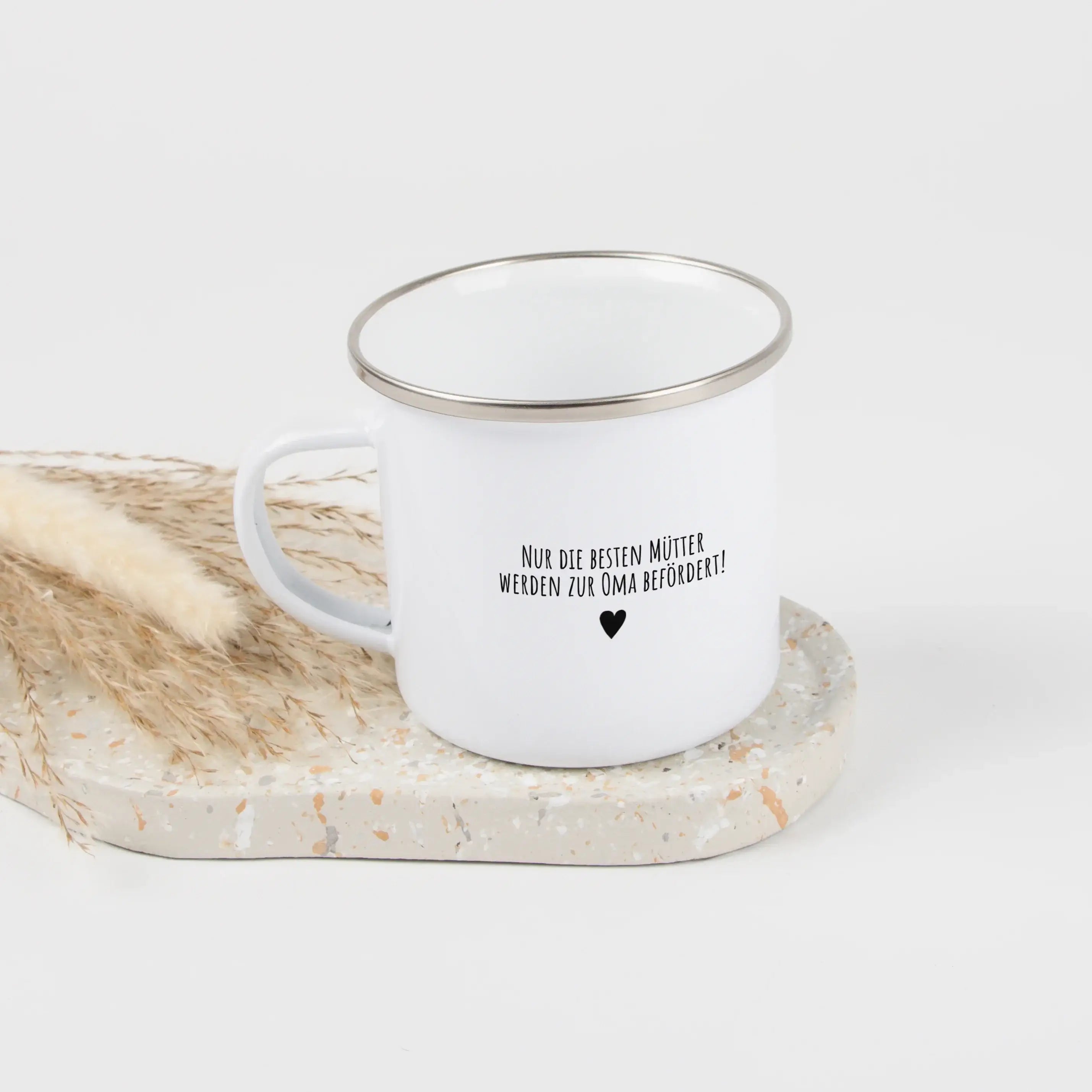 Emaille Tasse beste Oma-Emaille Tasse-famprints-Überrasche deine Oma mit der Emaille Tasse beste Oma von famprints – einem liebevoll gestalteten Erinnerungsstück, das euren besonderen Alltag begleitet. Die Kombination aus personalisierbarem Design, vier F