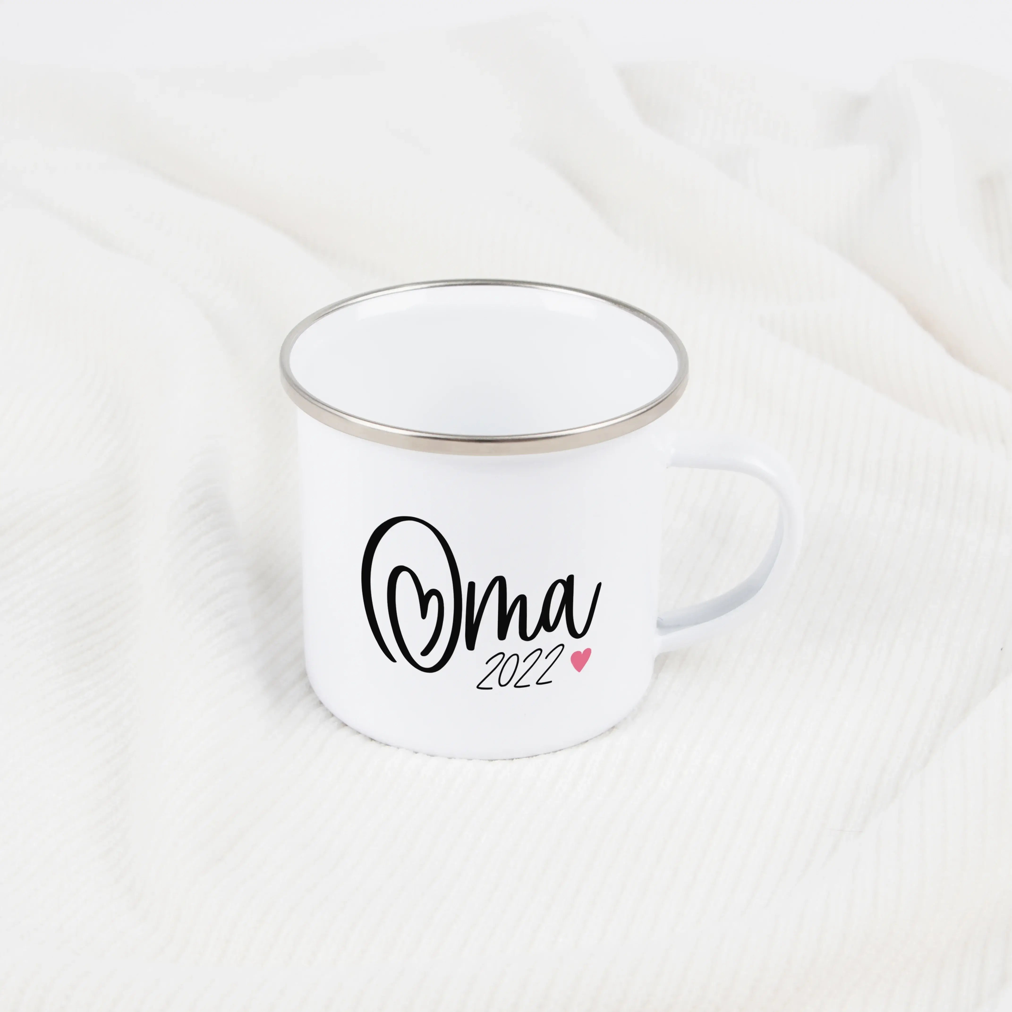 Emaille Tasse Du wirst Oma-Emaille Tasse-famprints-Die Emaille Tasse Du wirst Oma ist eine liebevolle Art, eine Schwangerschaft zu verkünden und einen der emotionalsten Momente im Leben festzuhalten. Beim ersten Kaffee oder Tee wird aus einem Alltagsritua