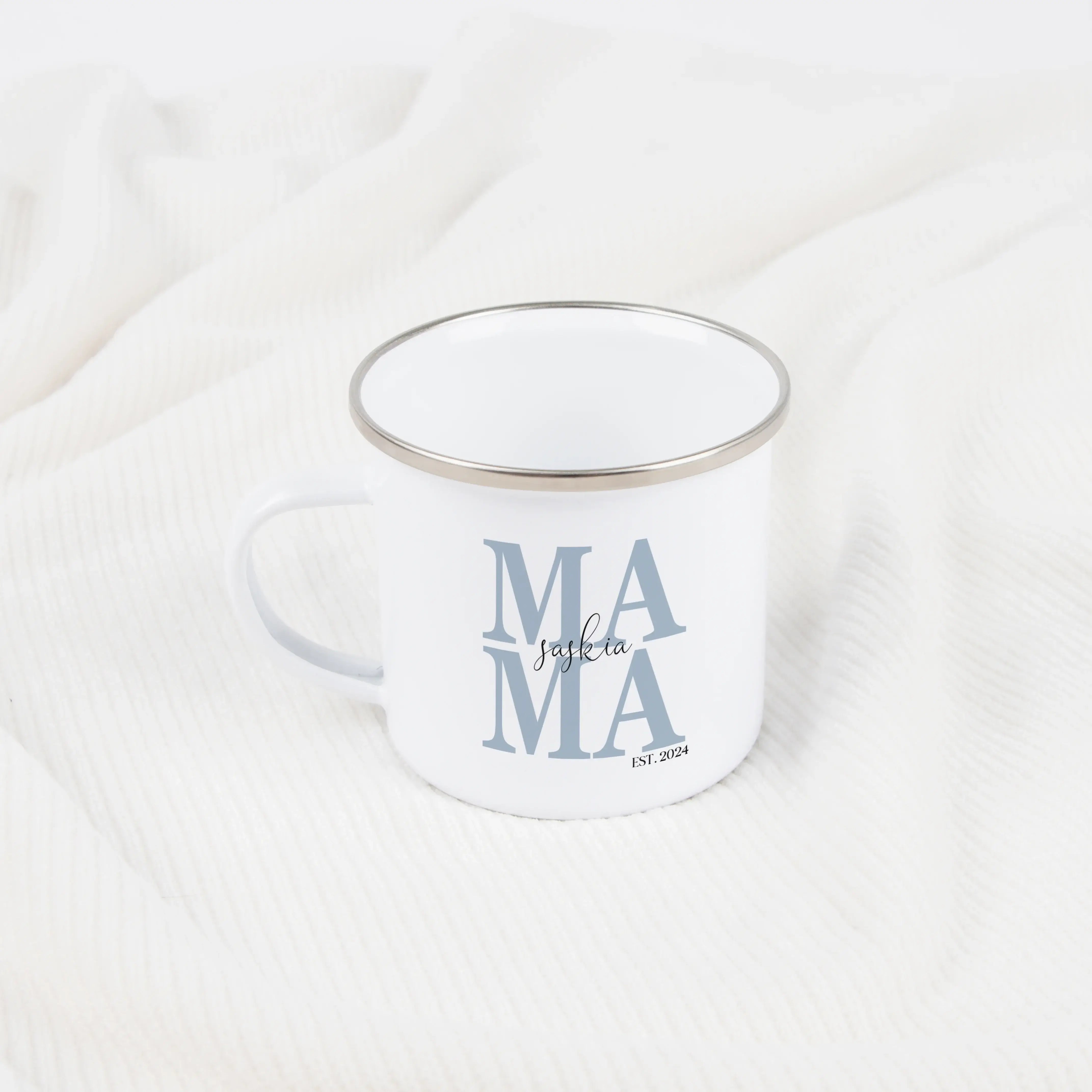 Emaille Tasse Mama seit-Emaille Tasse-famprints-Die Emaille Tasse Mama seit von famprints hält auf moderne und persönliche Weise fest, ab welchem Jahr deine Mama ihren ganz besonderen Titel trägt. Durch die individuelle Gestaltung mit dem Jahr ihres Mamas