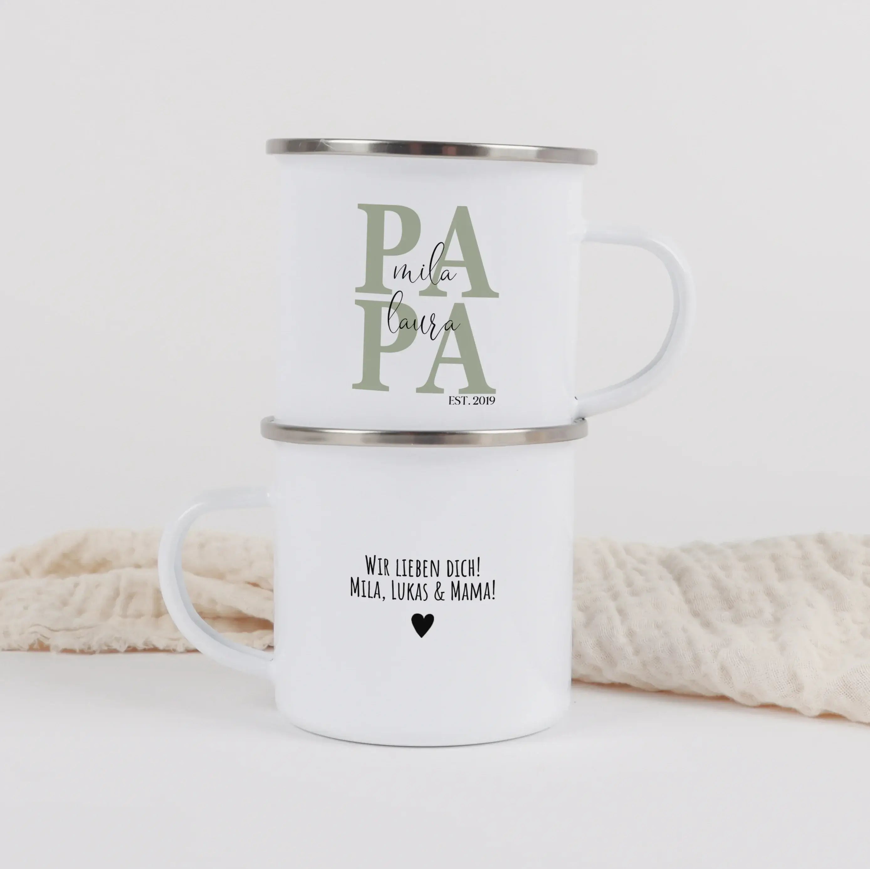 Emaille Tasse Papa seit-Emaille Tasse-famprints-Die Emaille Tasse Papa seit von famprints ist ein persönliches Geschenk, das echte Geschichten festhält und jeden Alltag ein Stück wärmer macht. Mit deinem Wunschjahr und den Namen der Kinder wird aus einer